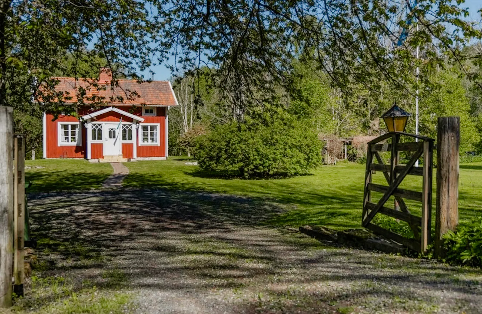 Avkopplande villa med braskamin och egen bäck – bild 2 av 24