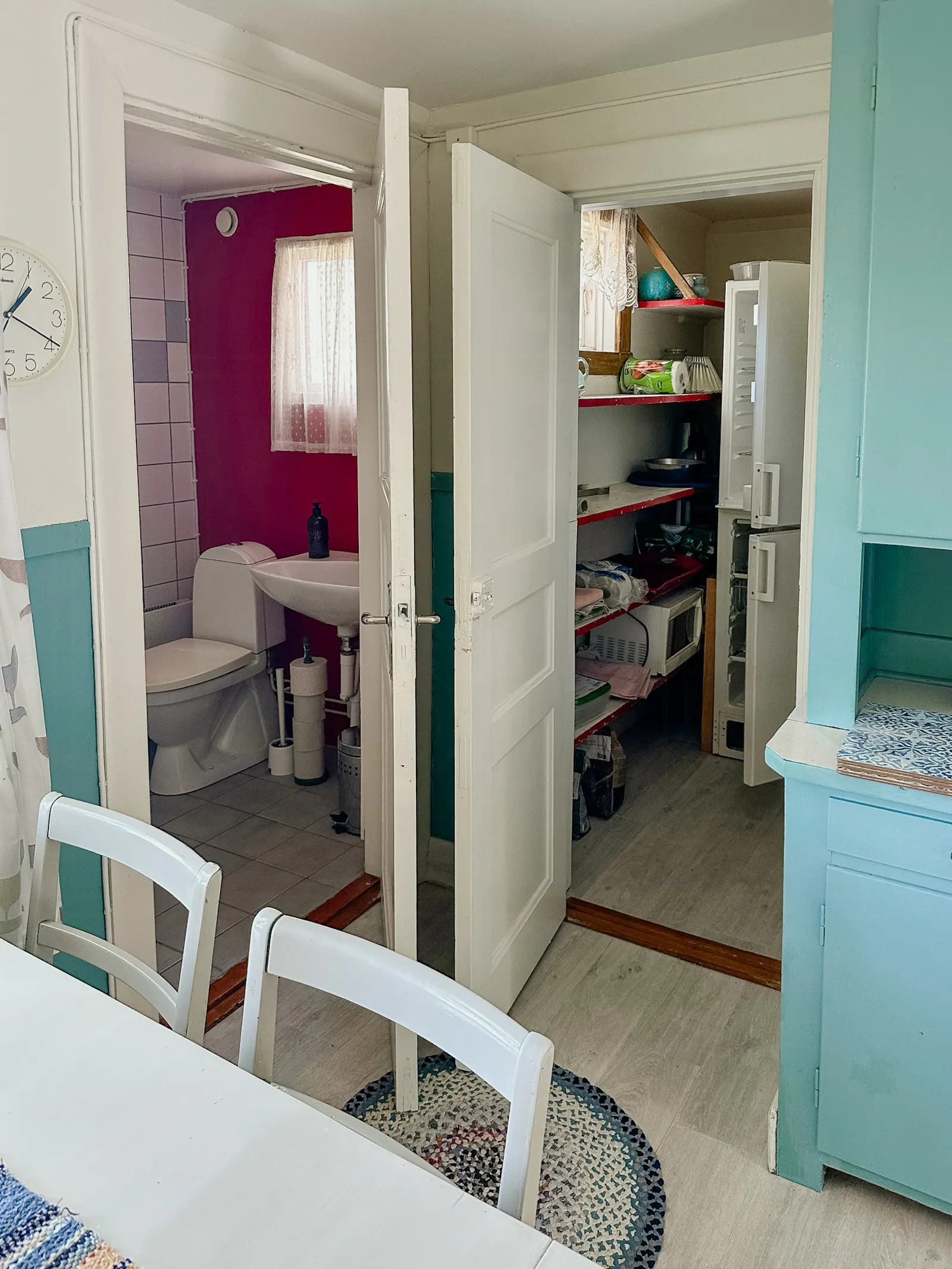 Traditionellt rött hus vid sjön i Småland – bild 10 av 24
