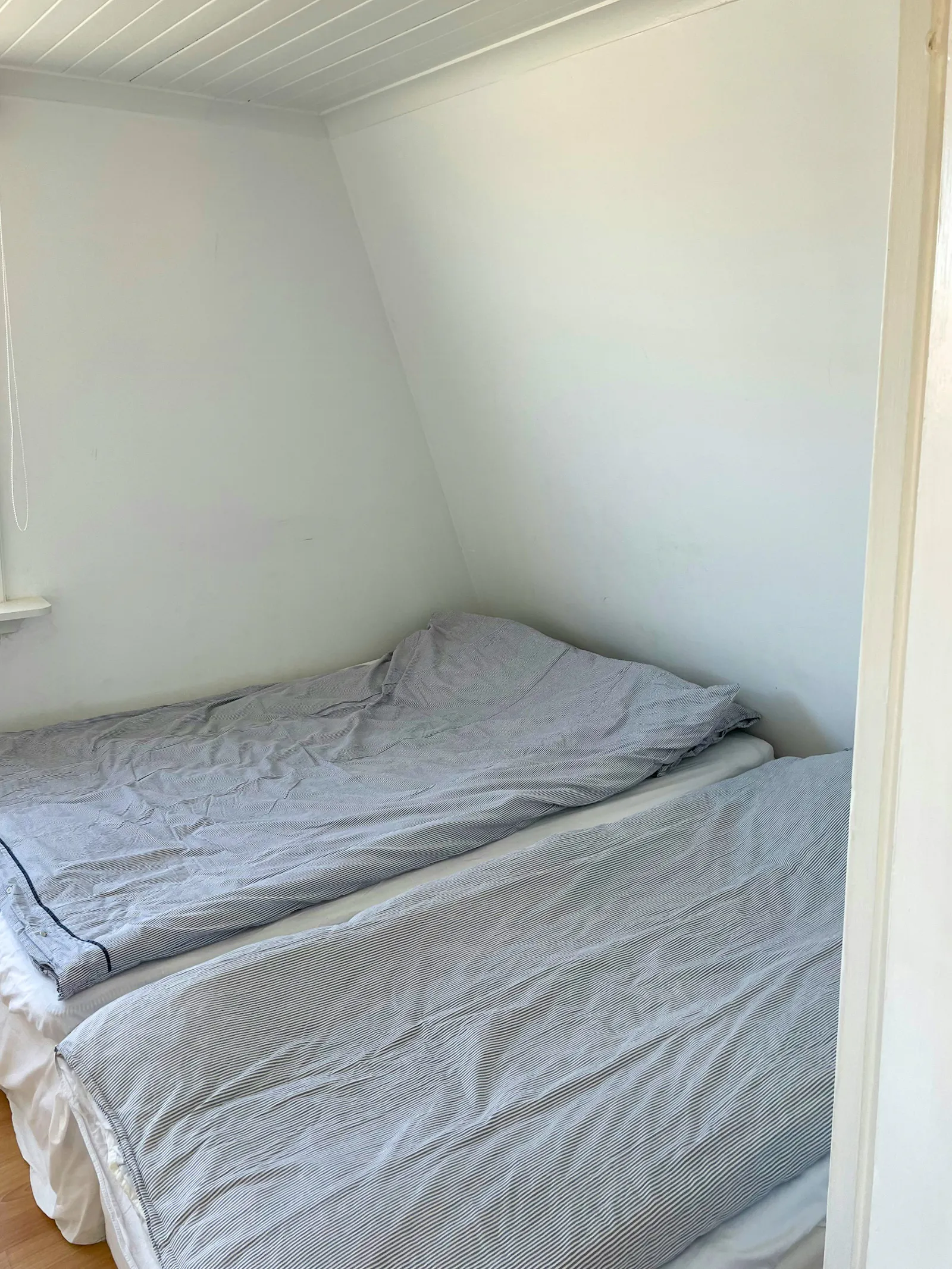 Bergshus med utsikt över Rönnängs skärgård – bild 17 av 24
