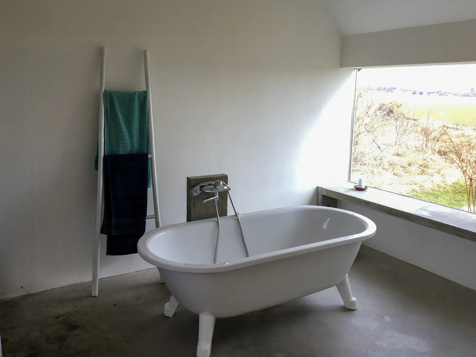 Semesterhus med växthus nära stranden i Mälarhusen – bild 17 av 24