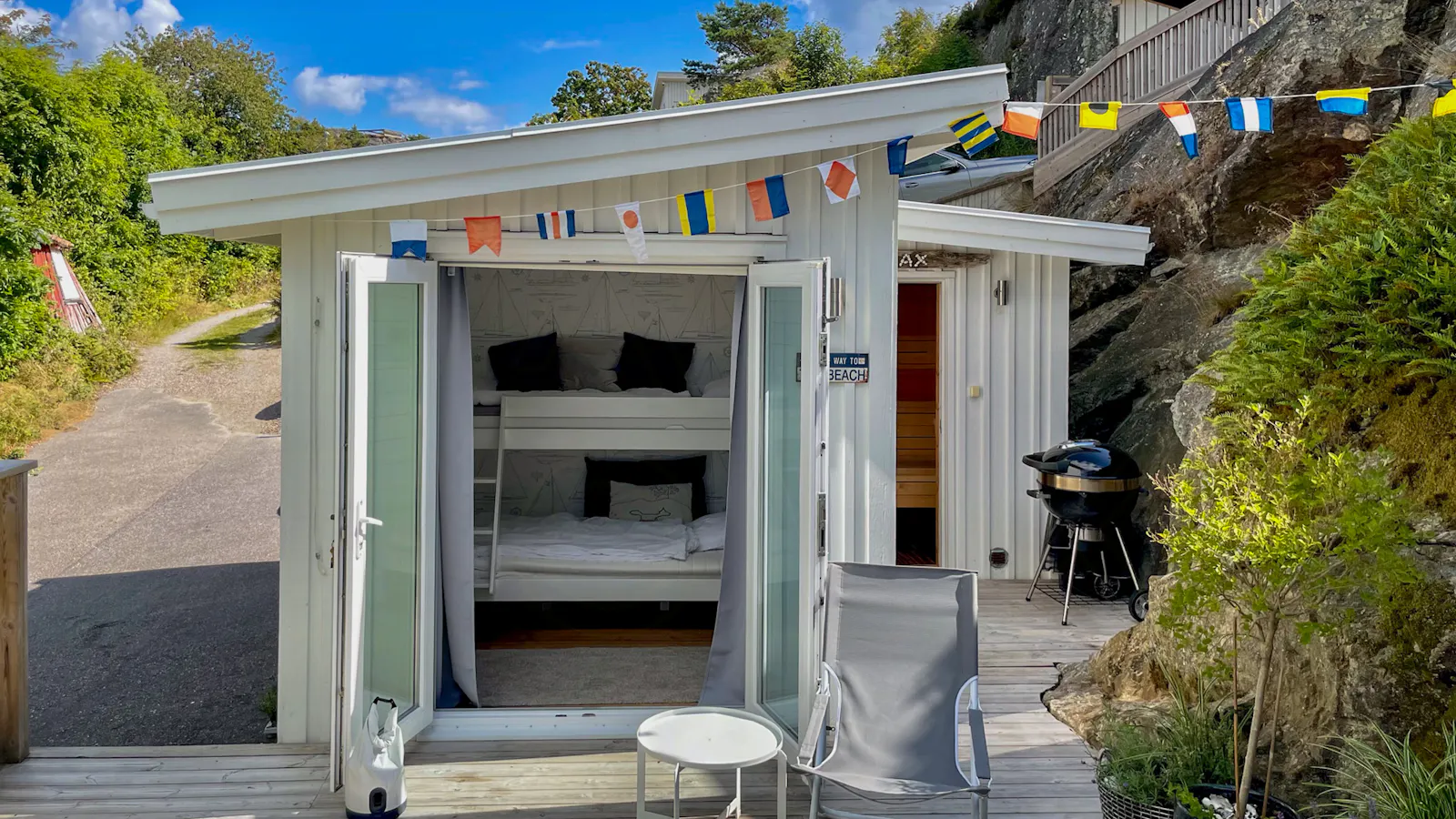 Sekelgammalt hus vid Ellösfjorden med badtunna – bild 22 av 24