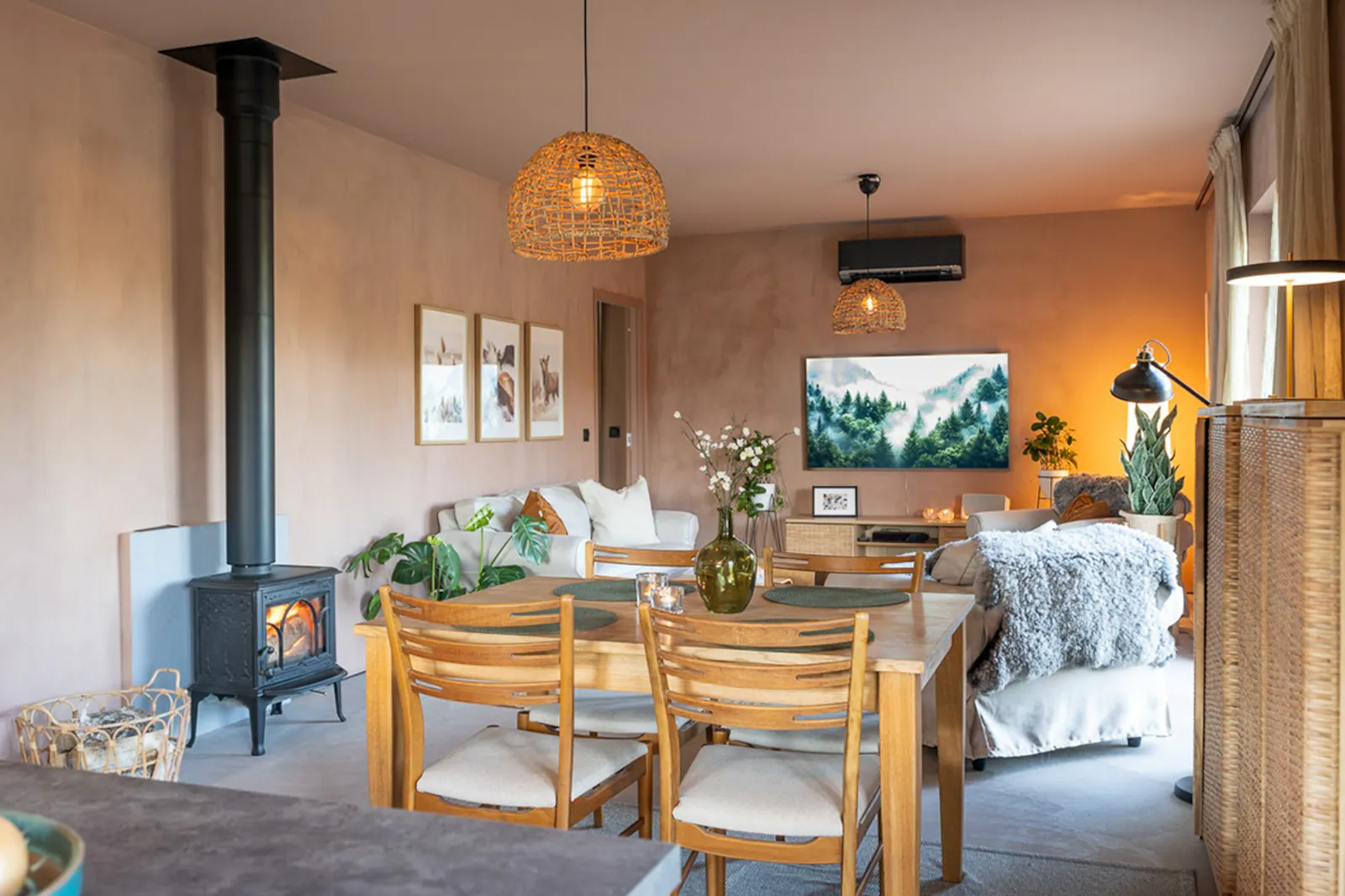 Designad stuga med gästhus vid Mullsjön – bild 3 av 24