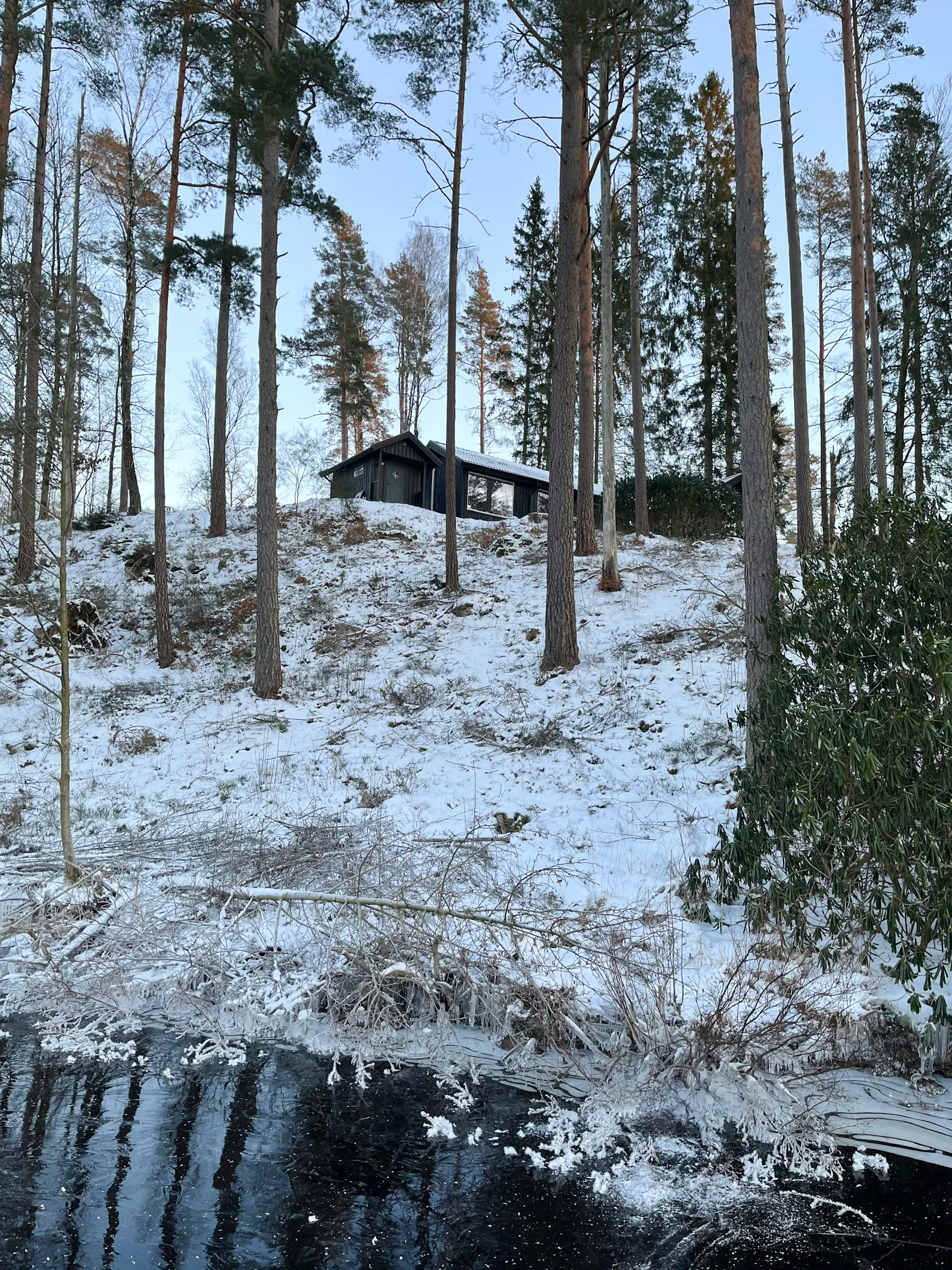 Stuga vid Simlången med utsikt över vattnet – bild 23 av 24