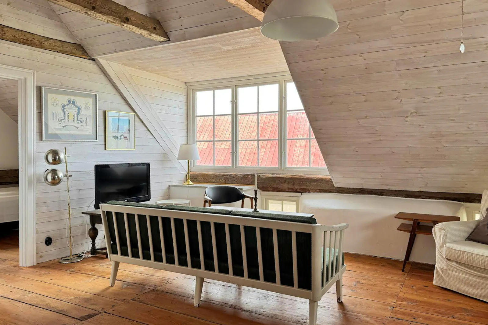 Traditionellt gårdshus vid Dämba sjö på Fårö – bild 10 av 19