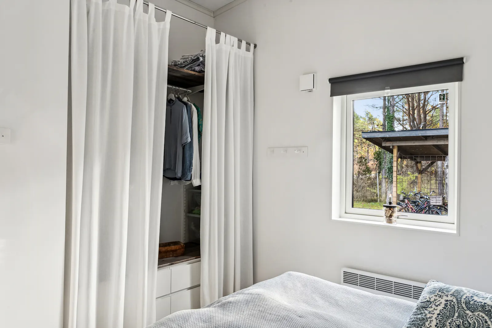 Arkitektritat hus i Fröjel nära stranden – bild 19 av 24