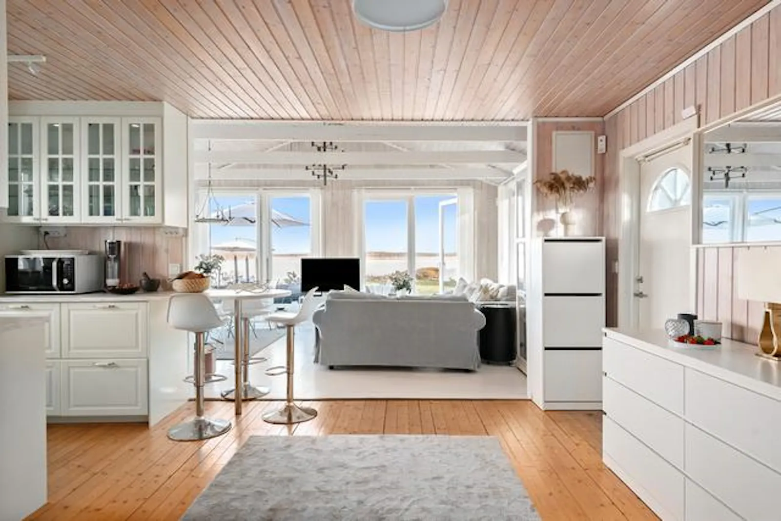 Stuga med strandtomt, båt och brygga i Småland – bild 5 av 24