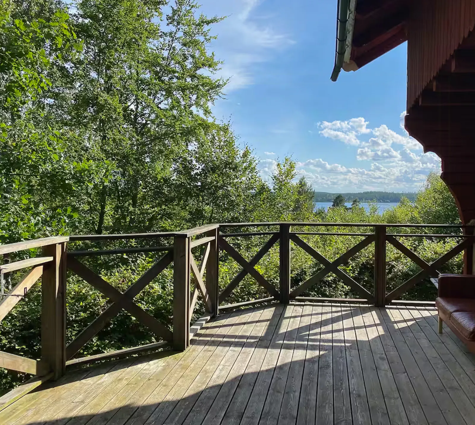 Trästuga vid en vacker sjö nära Vättern – bild 2 av 24
