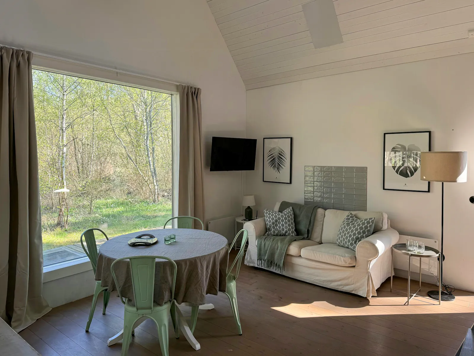Nybyggt trähus på Öland med panoramafönster – bild 3 av 23