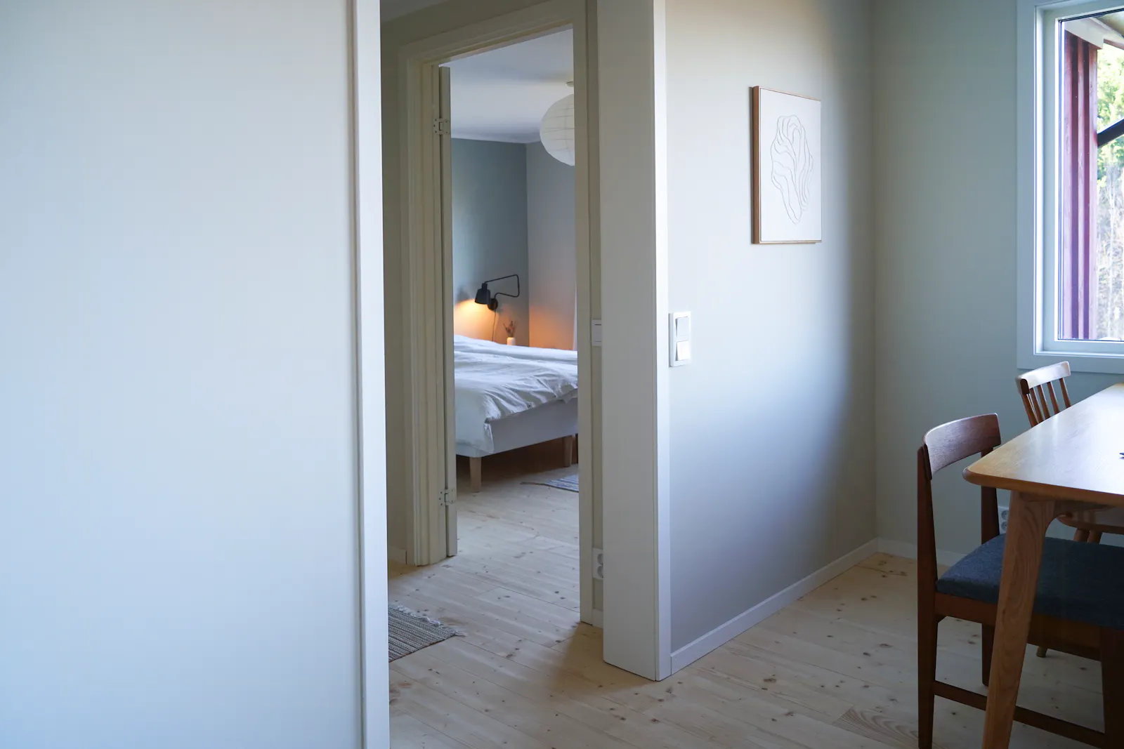Skogsnära stuga med utsikt över Västra Öresjön – bild 15 av 24