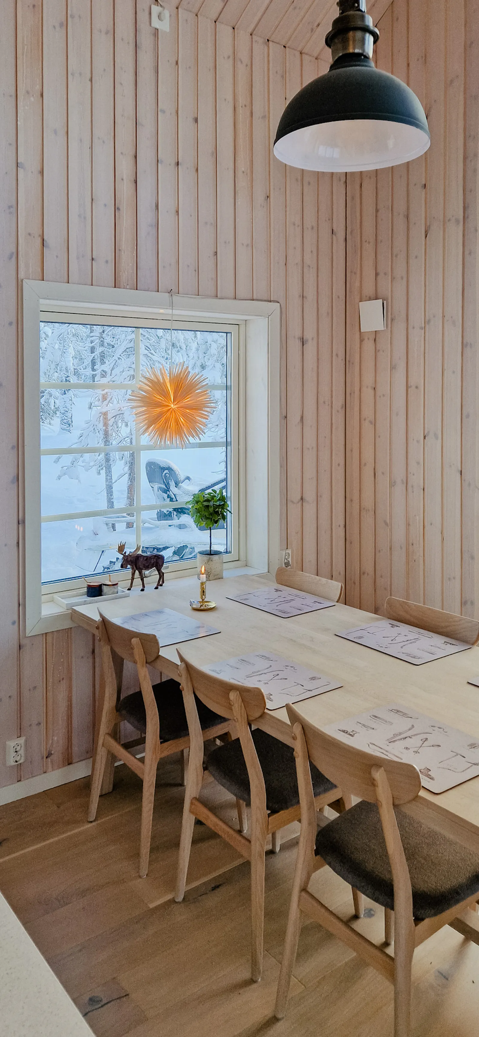 Ljus fjällstuga med utsikt över Näsfjällets topp – bild 12 av 24