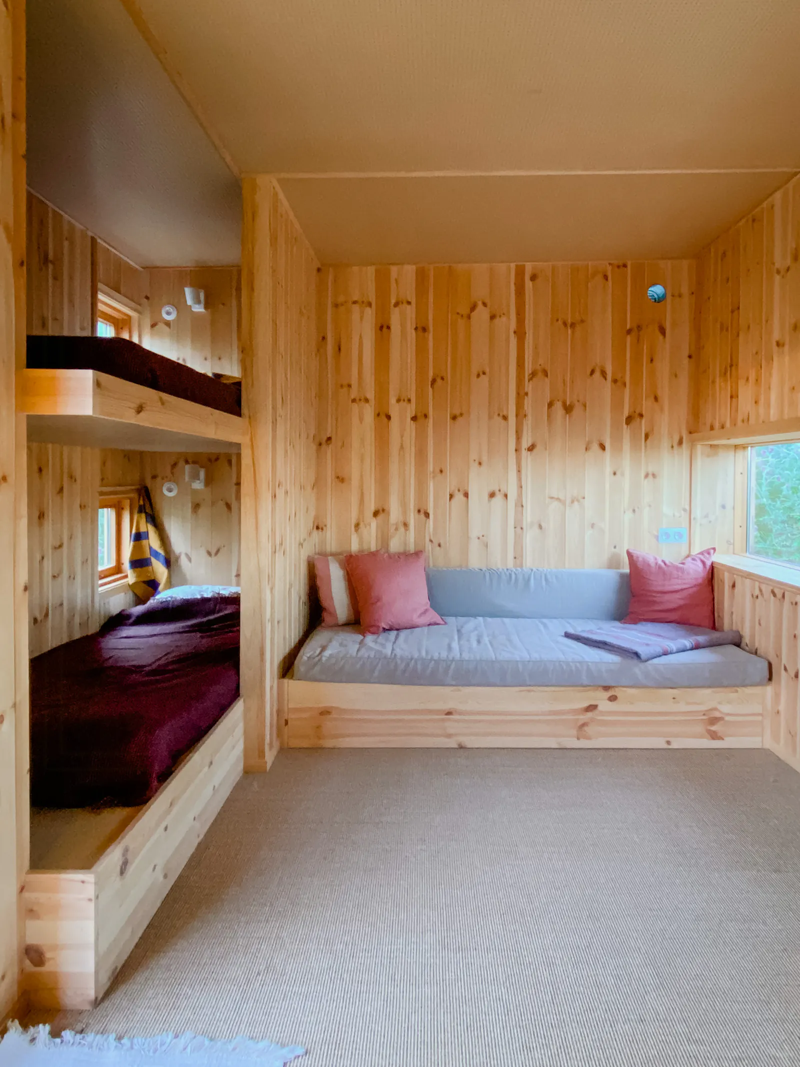 Arkitektritat hus på klippkanten vid Bungenäs – bild 7 av 21