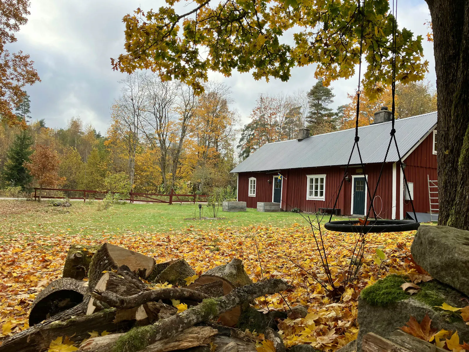 Traditionellt svenskt hus i skogens djup – bild 18 av 24