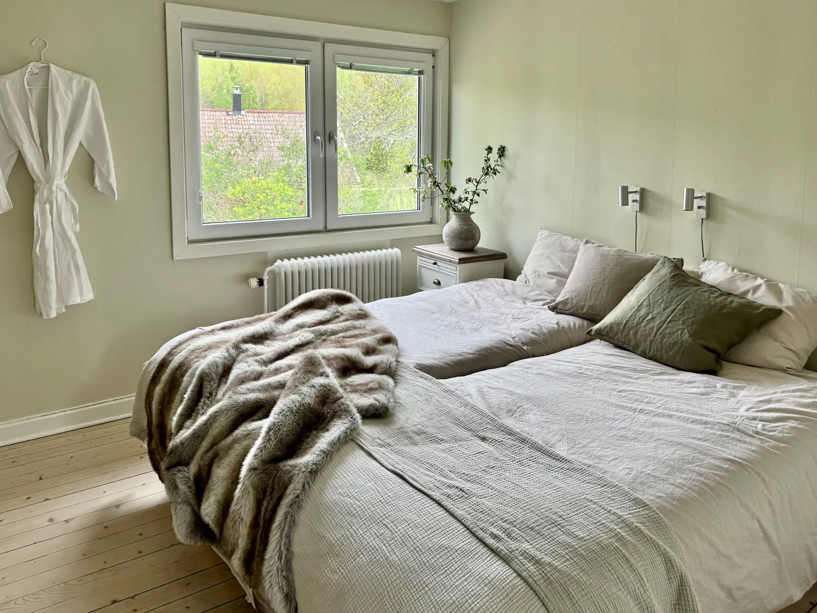 Stort hus med utsikt över skogssjö – bild 23 av 24