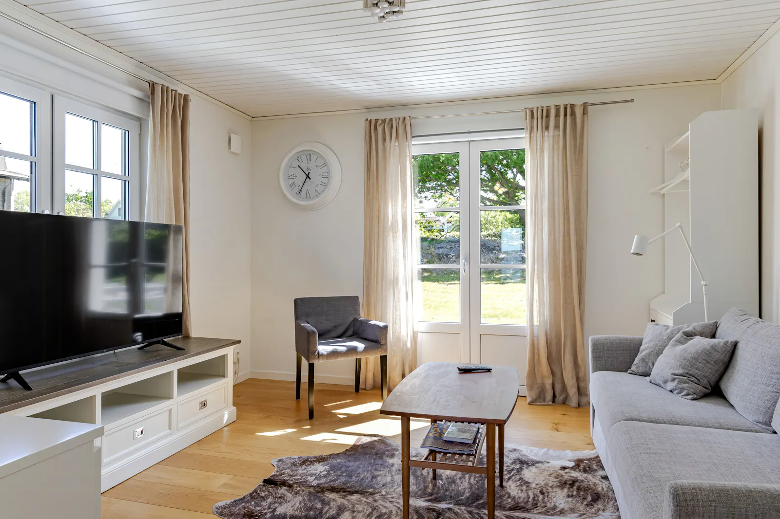Modern stuga med utsikt och egen båt på Aspö – bild 13 av 24