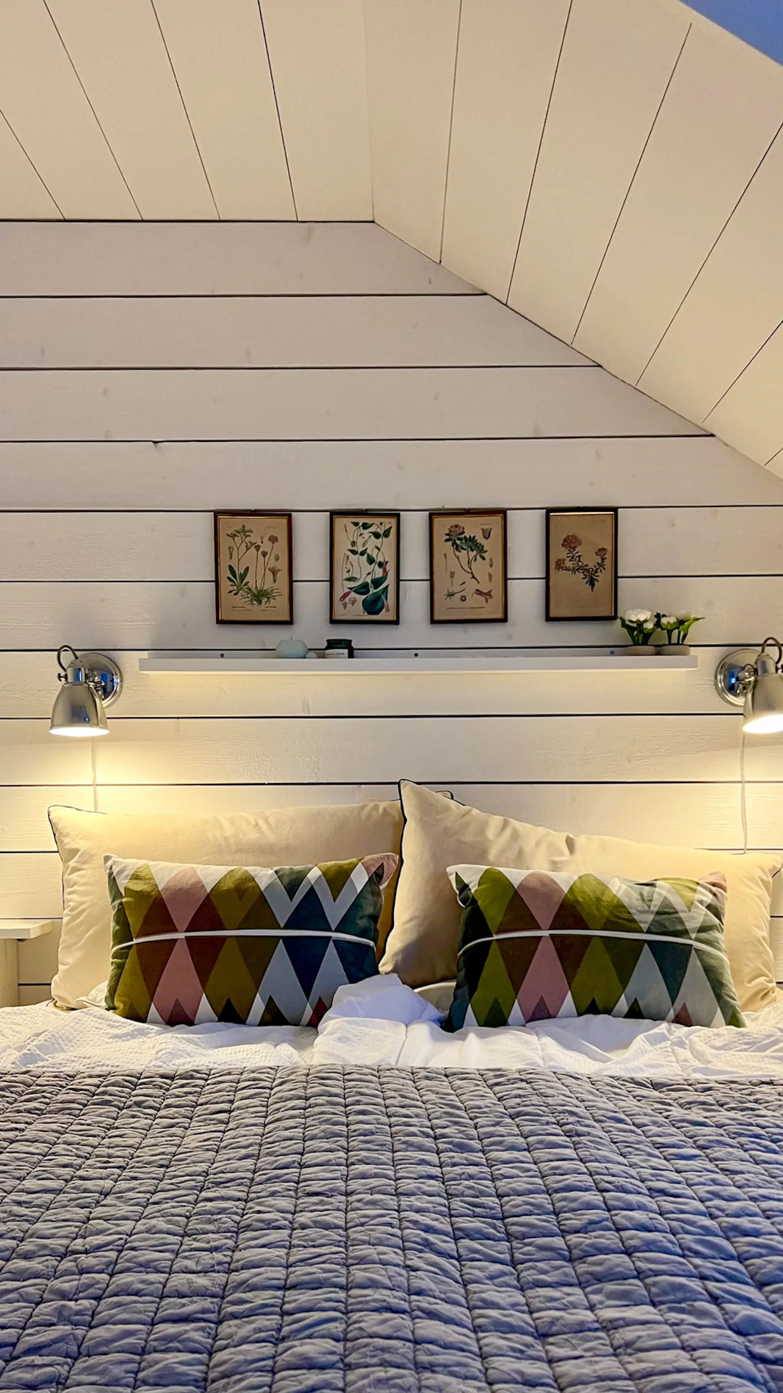 Sekelgammalt hus vid Ellösfjorden med badtunna – bild 17 av 24