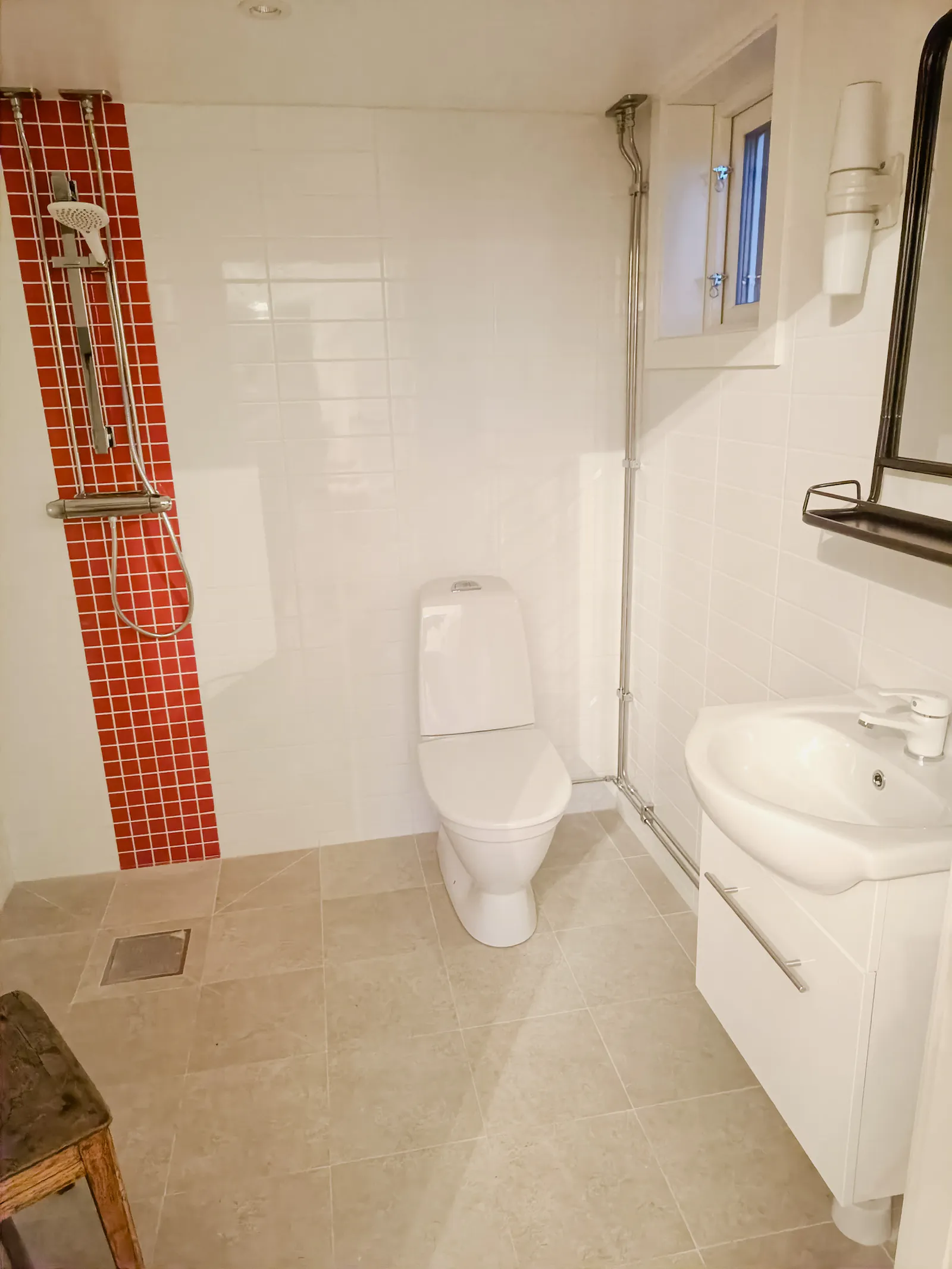 Charmigt fristående hus nära skog och hav – bild 11 av 11