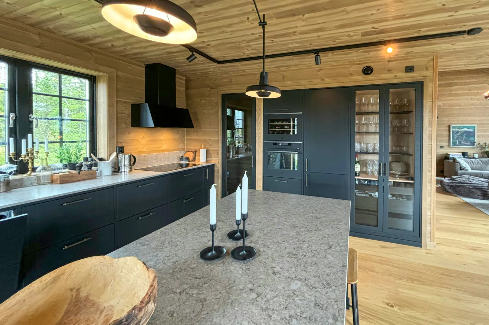 Fjällstuga med utsikt över Jämtlands vidder – bild 4 av 24