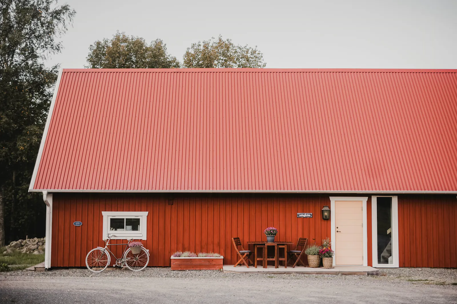 Renoverad ladugård från 1850 i Smålands skogar – bild 2 av 24