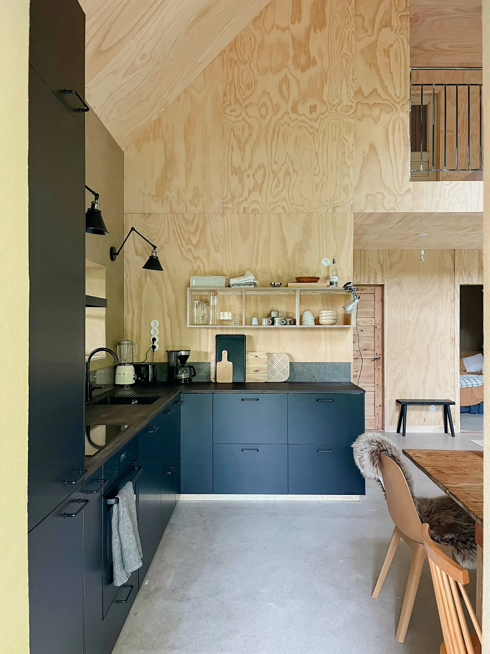 Designat hus med återbrukade detaljer i Österlen – bild 6 av 24