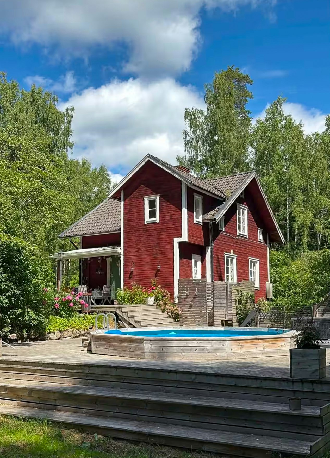 Skogstorp med pool i Sörmlands skogar