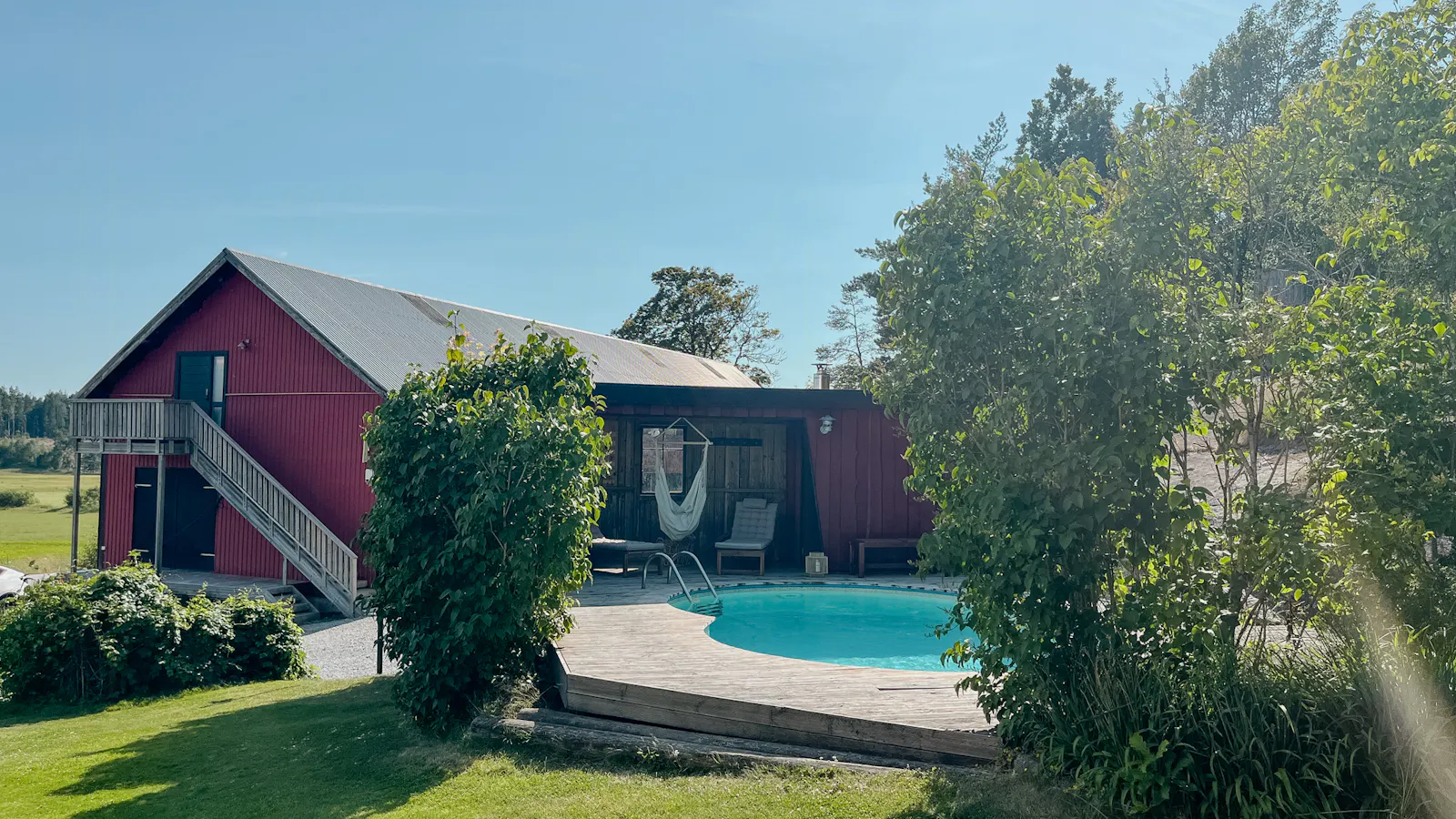 Modern bondgårdslägenhet med pool, bastu & biosal – bild 2 av 24