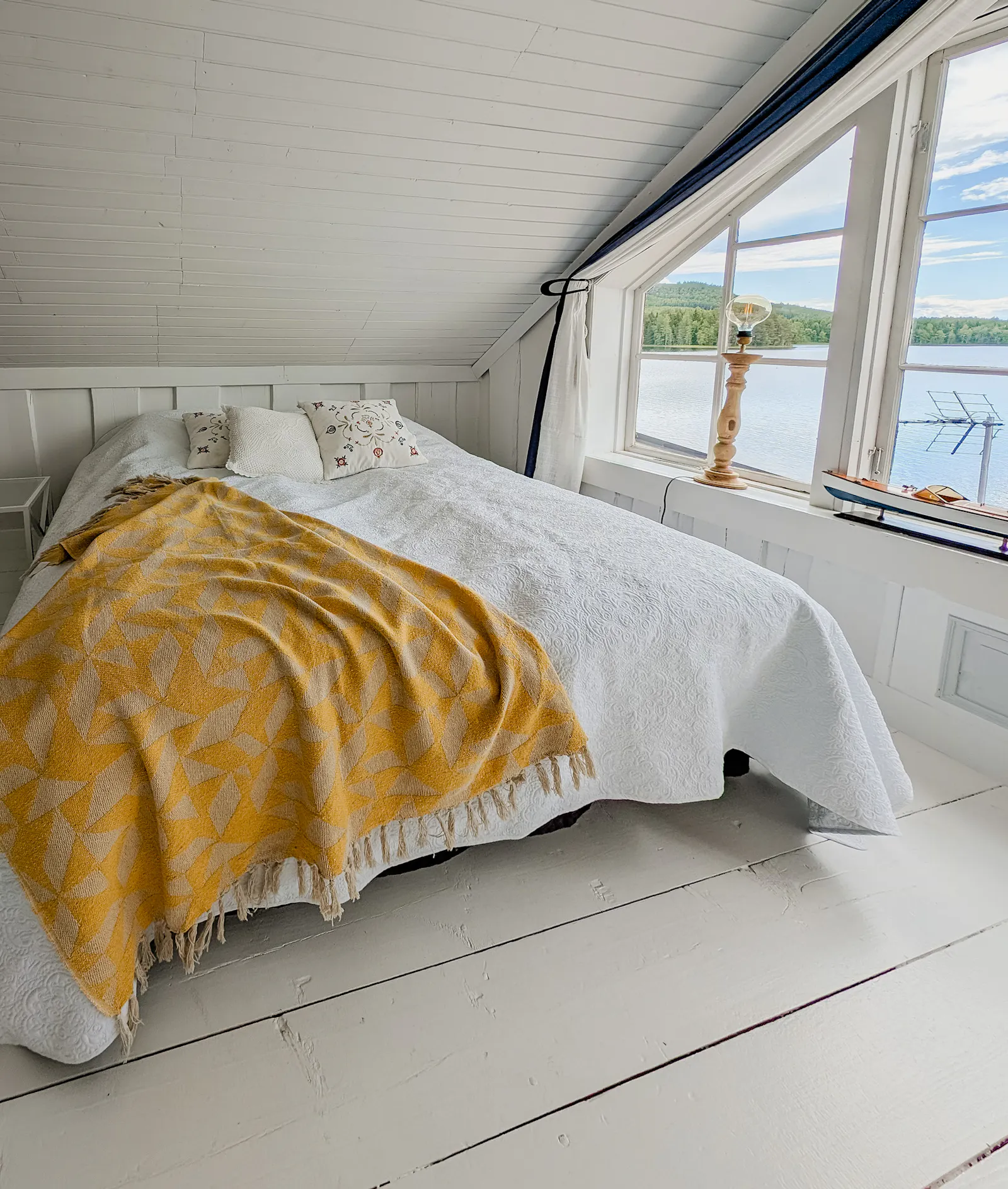 Lantlig stuga med panoramautsikt över Hansesjön – bild 19 av 24