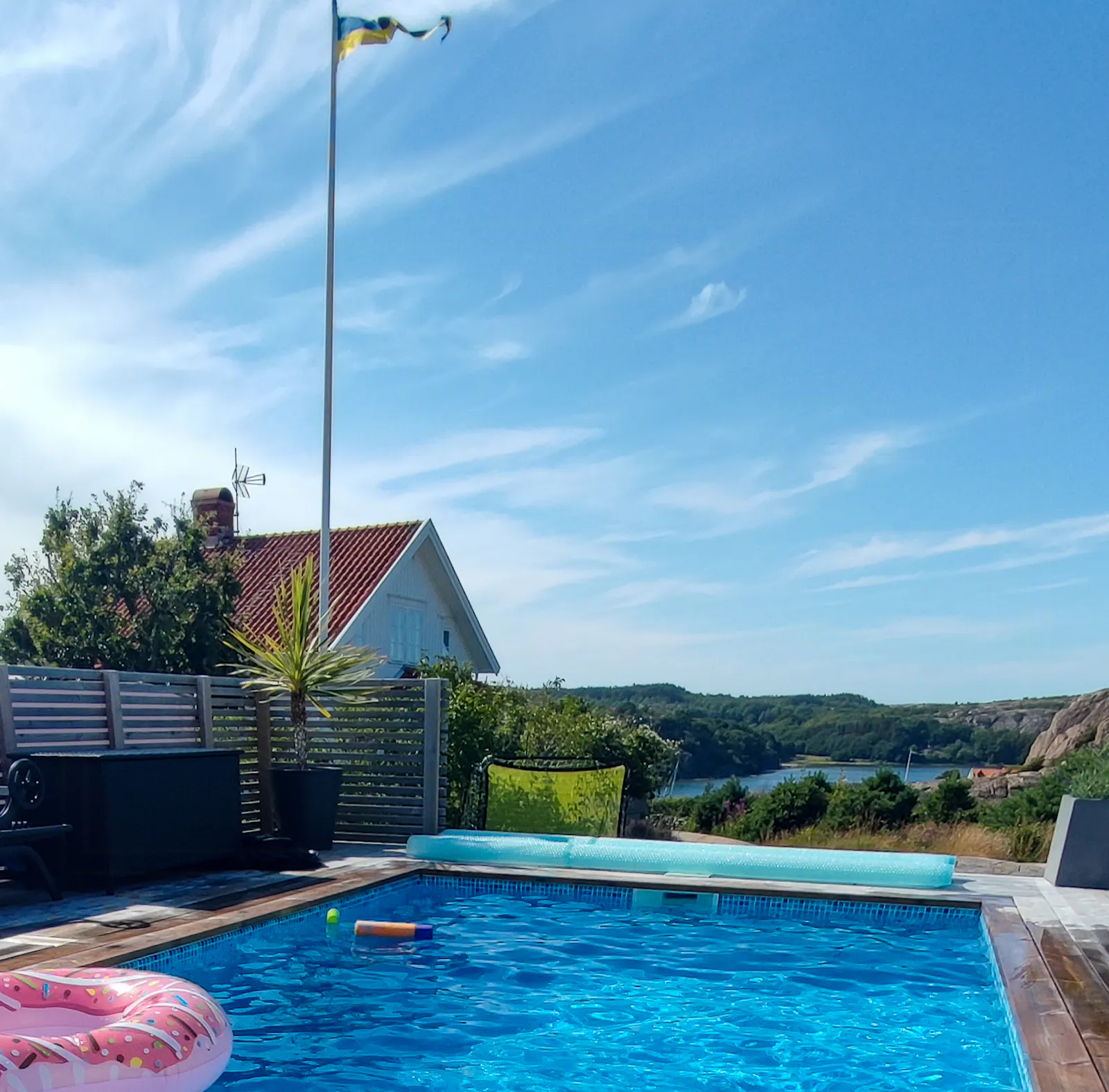 Semesterhus med pool på Hamburgsund – bild 2 av 24
