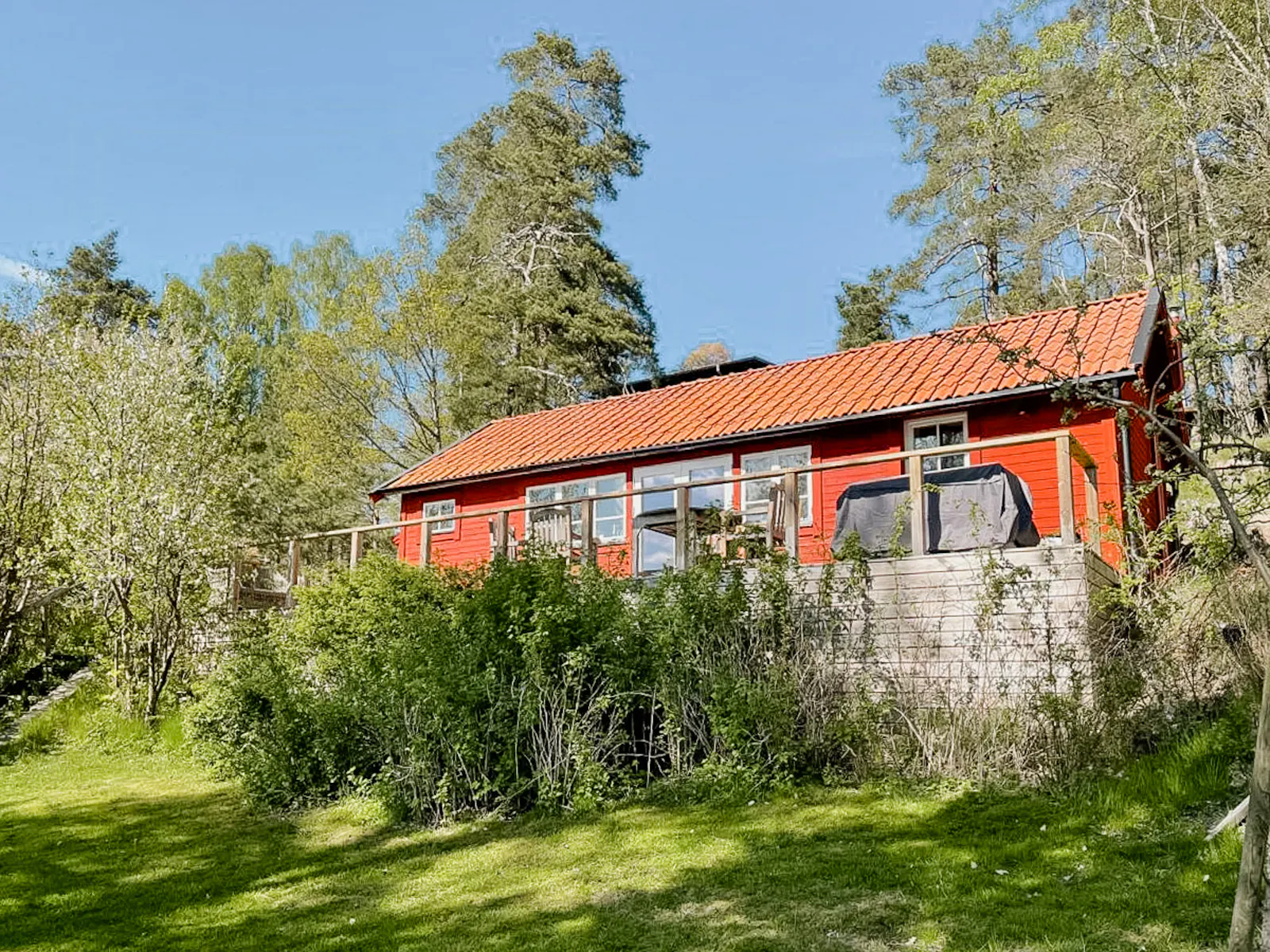 Charmig stuga med havsutsikt i vacker omgivning – bild 2 av 22