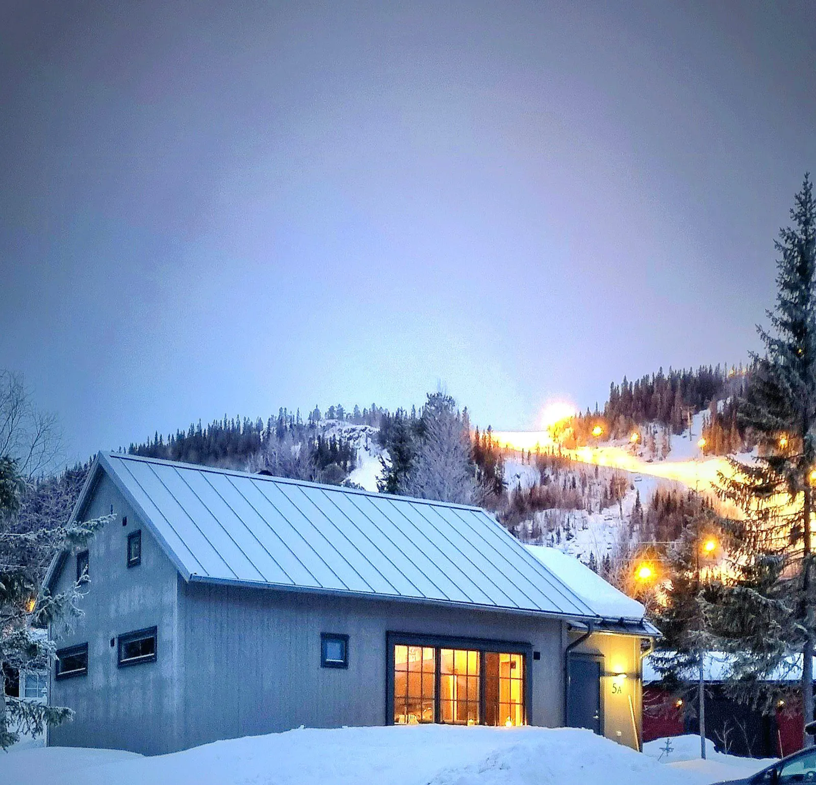 Modern fjällstuga med bastu nära Klövsjö – bild 2 av 24