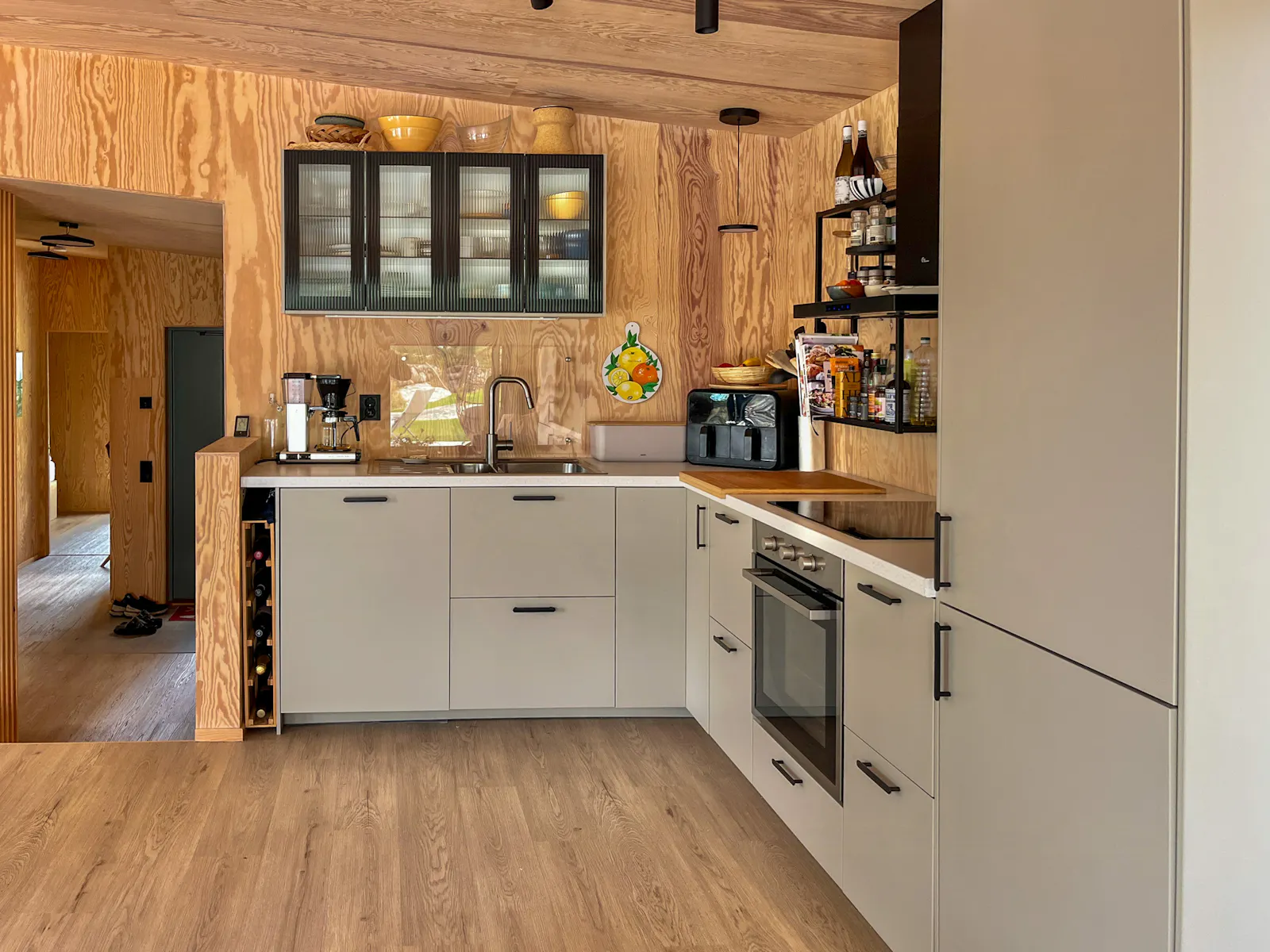 Arkitektritad villa nära havet på Resö – bild 5 av 24
