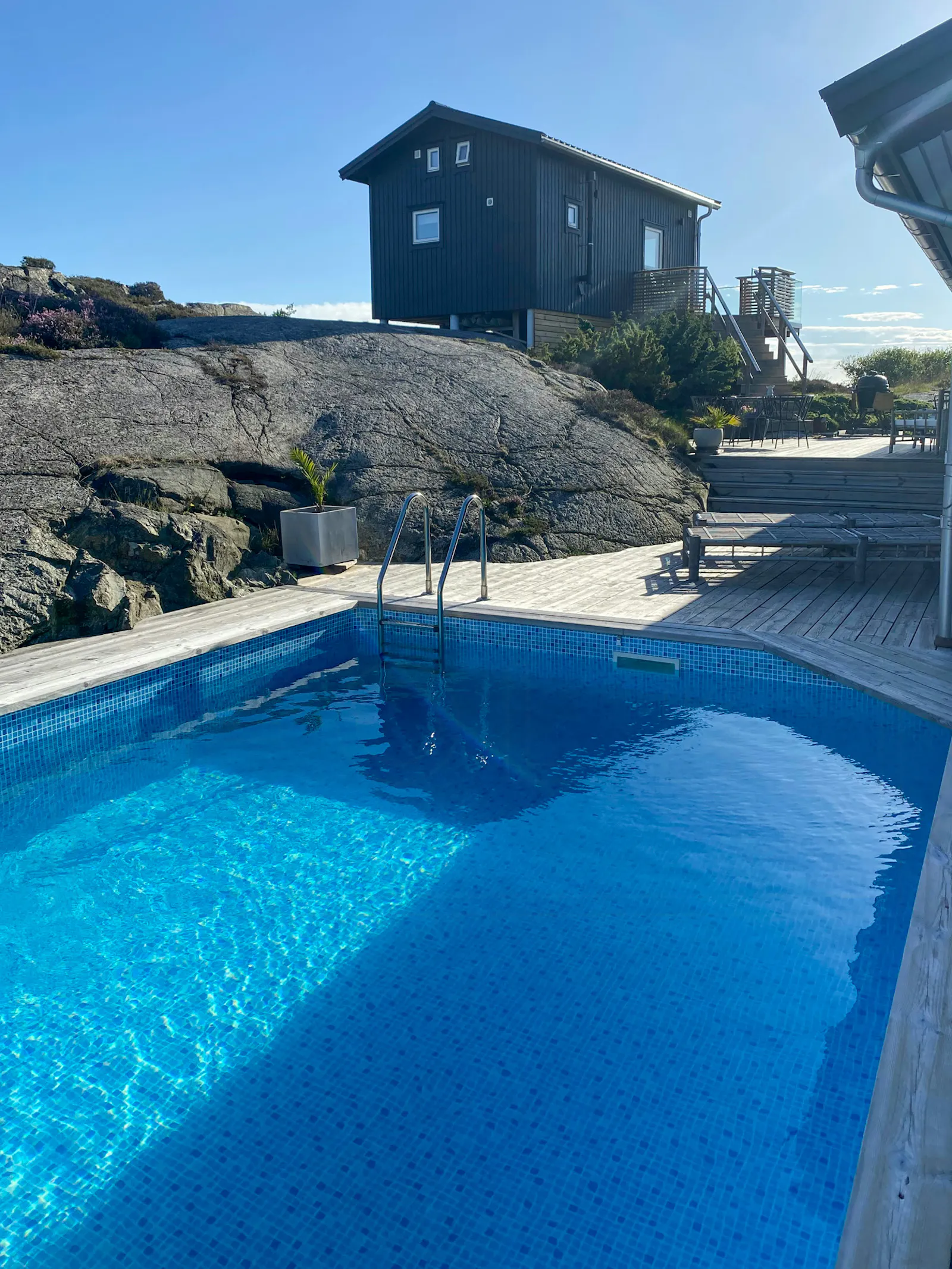 Havsnära hus med pool vid Hällevikstrand – bild 4 av 24