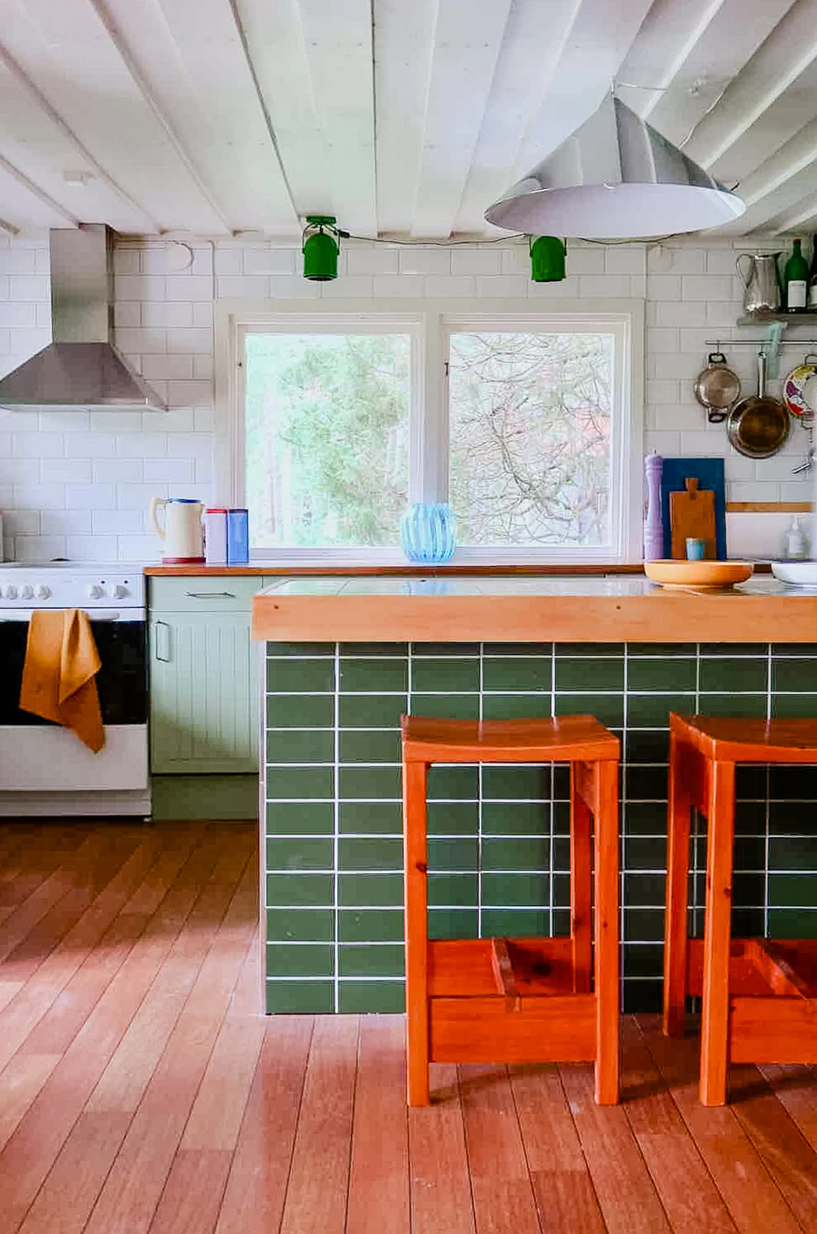 Arkitektritad stuga från 60-talet mitt i skogen – bild 5 av 24