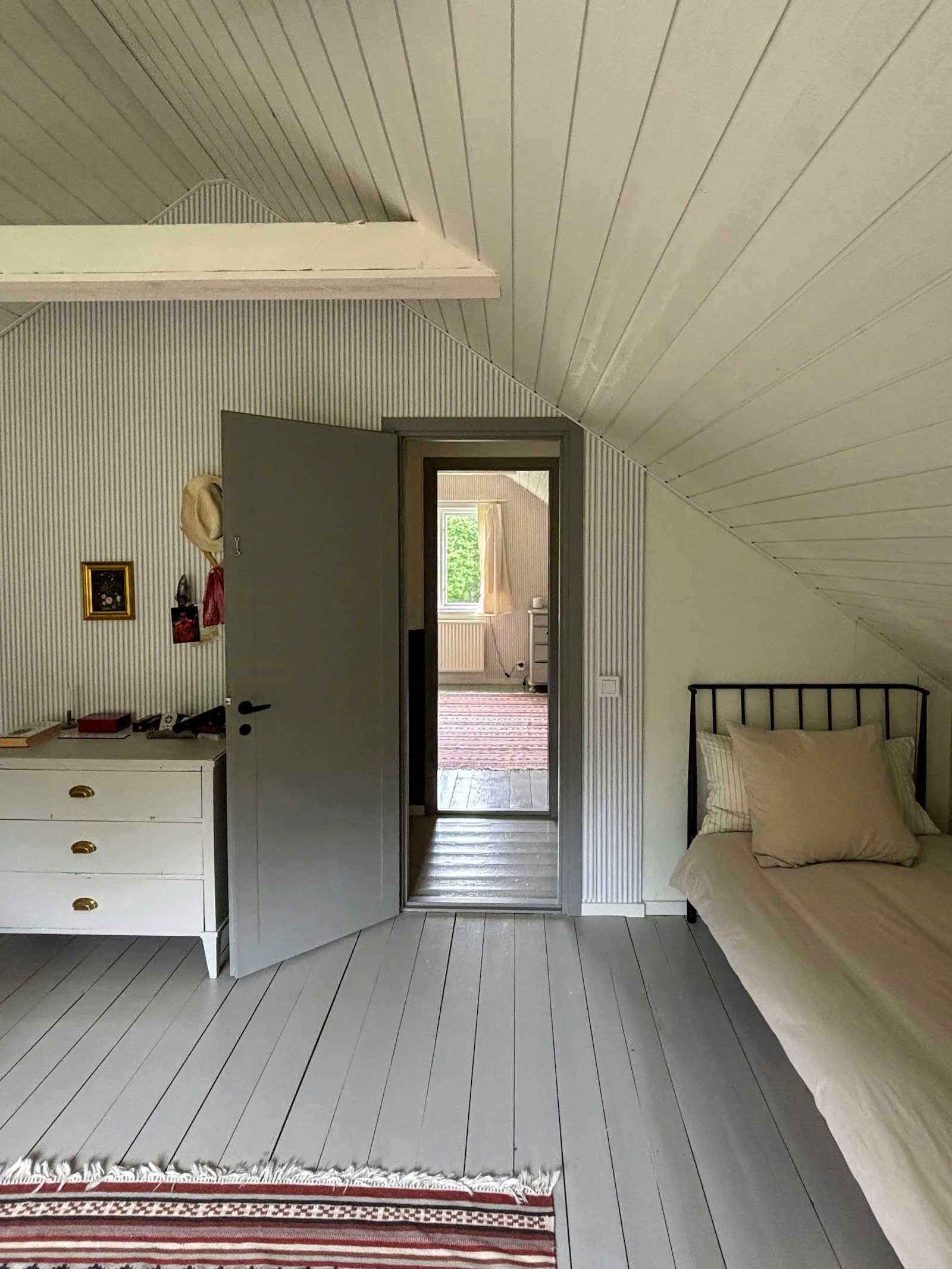 Två mysiga hus i ett naturskönt område med sjö – bild 18 av 24