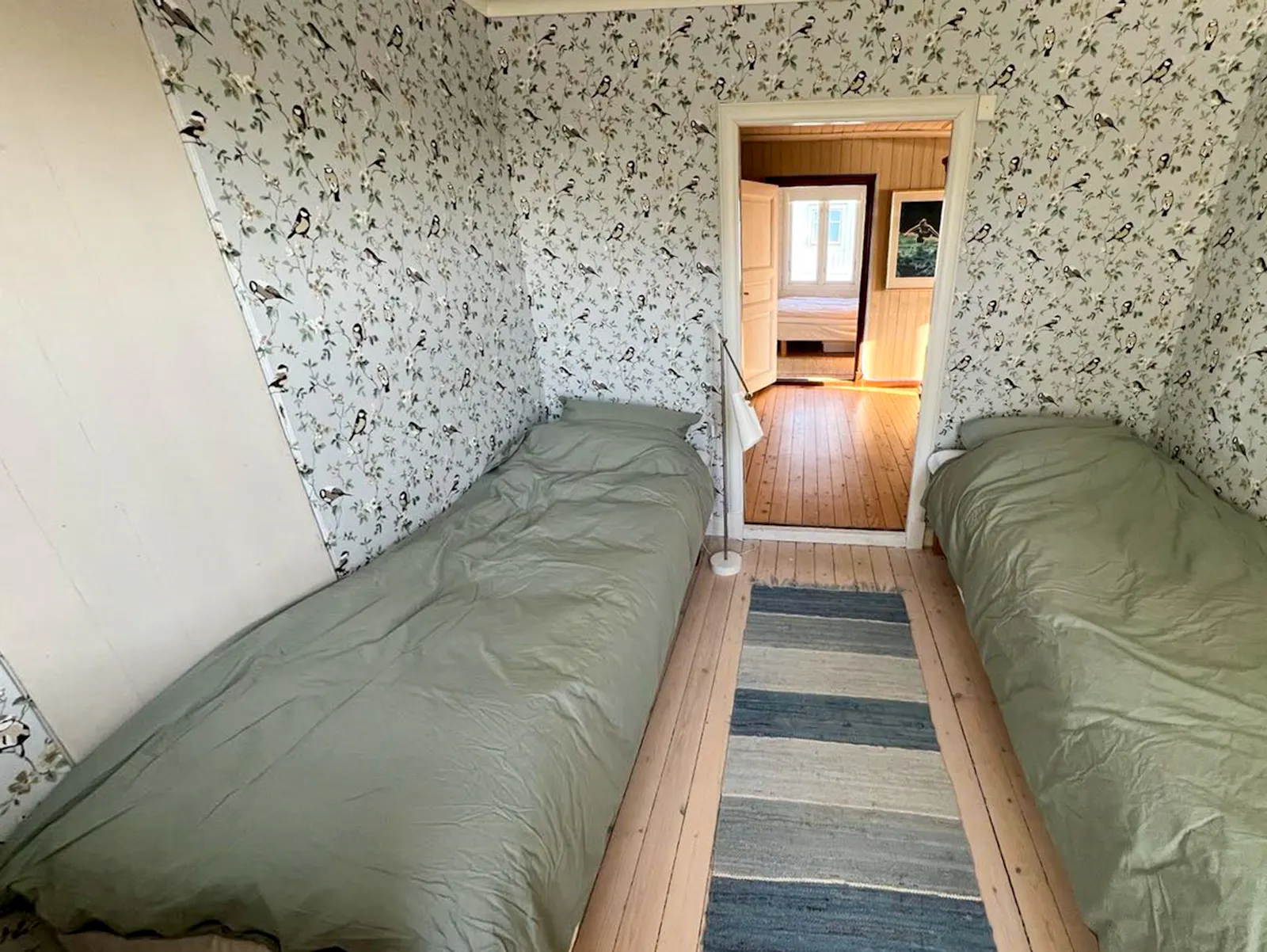Klassiskt hus i Bohuslän-stil vid Ekenäs hamn på Koster – bild 21 av 24