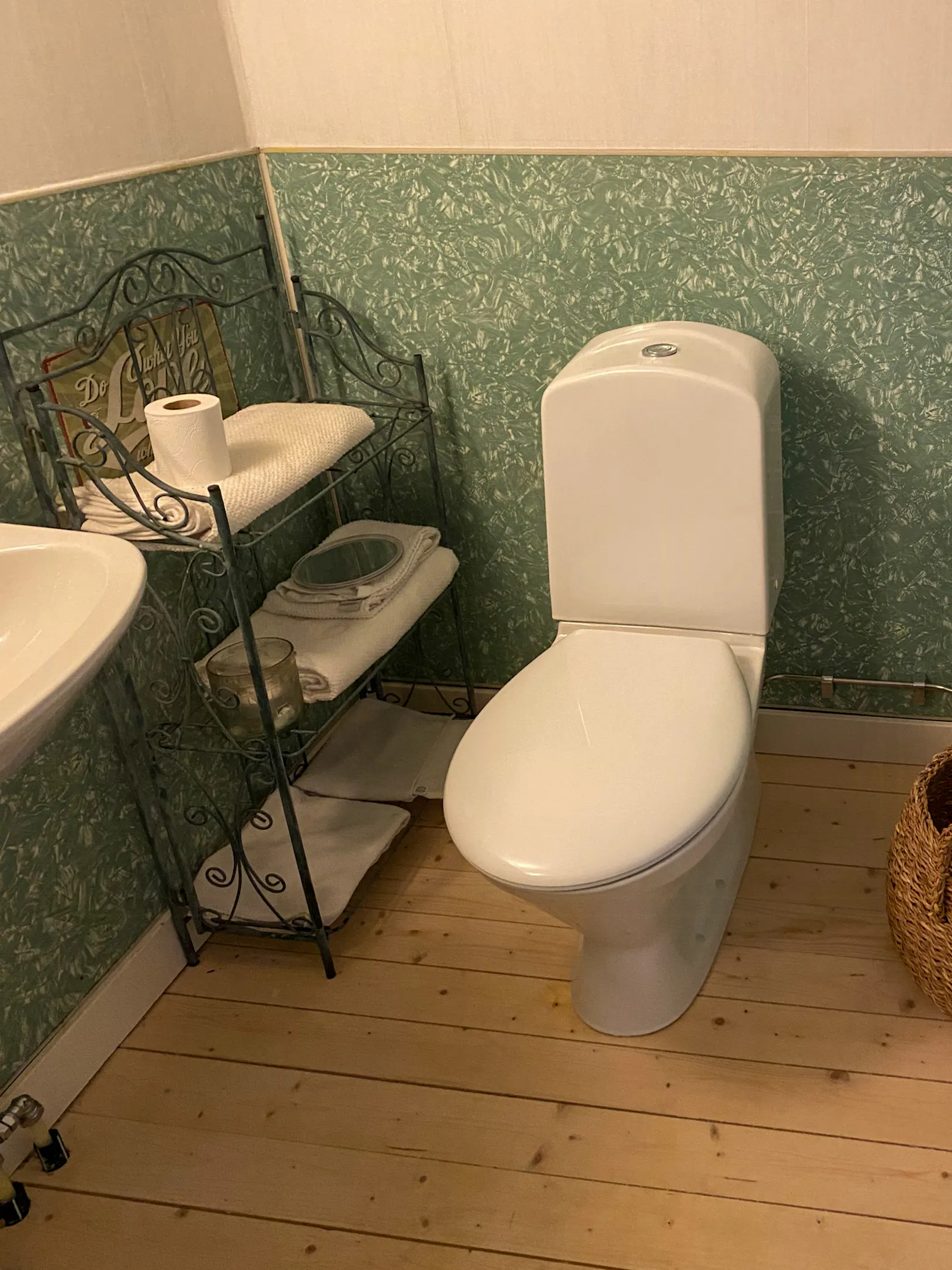 Charmigt 1930-talshus med havsutsikt i Kyrkesund – bild 21 av 24