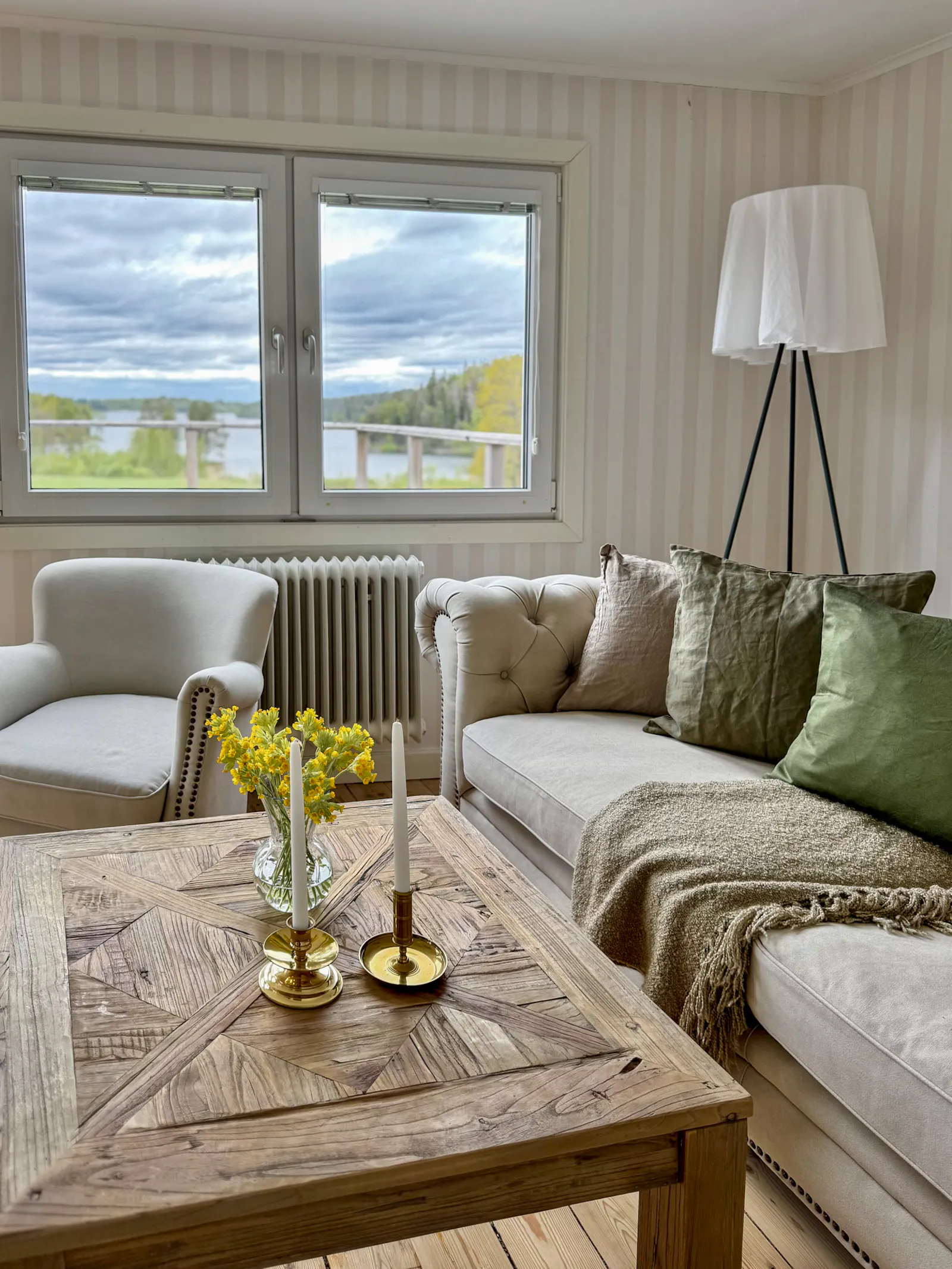 Stort hus med utsikt över skogssjö – bild 14 av 24
