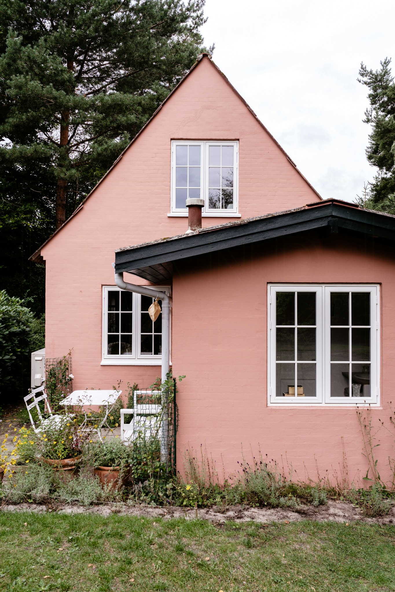 Oplev det lille lyserøde hus i skoven