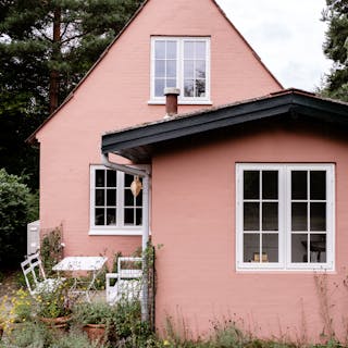 Oplev det lille lyserøde hus i skoven