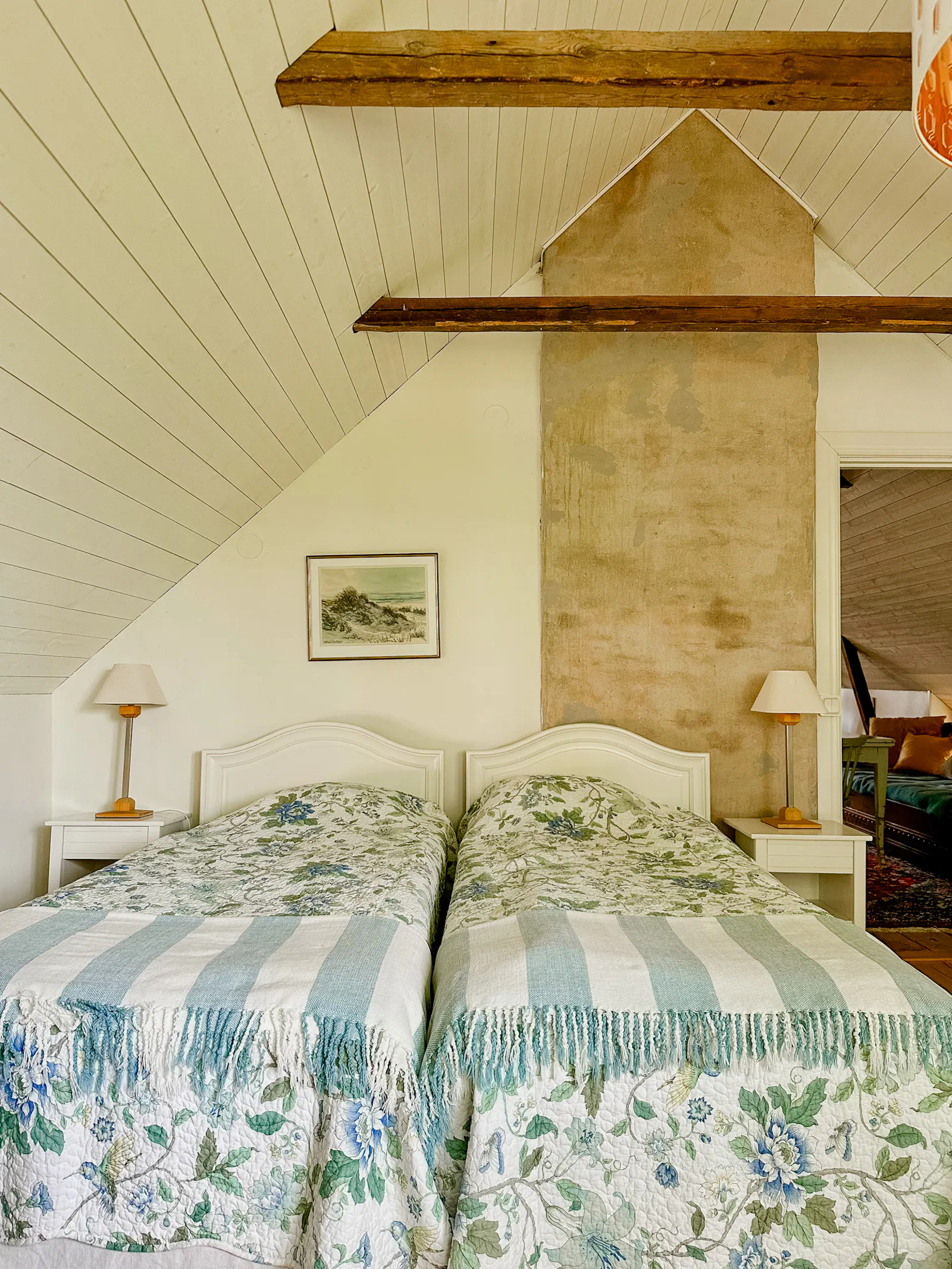 Traditionellt rött hus vid sjön i Småland – bild 3 av 24