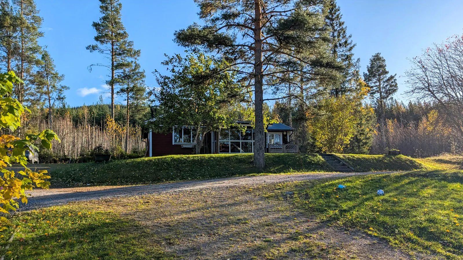 Stuga med sjöutsikt och badtunna i norra Sverige – bild 22 av 24