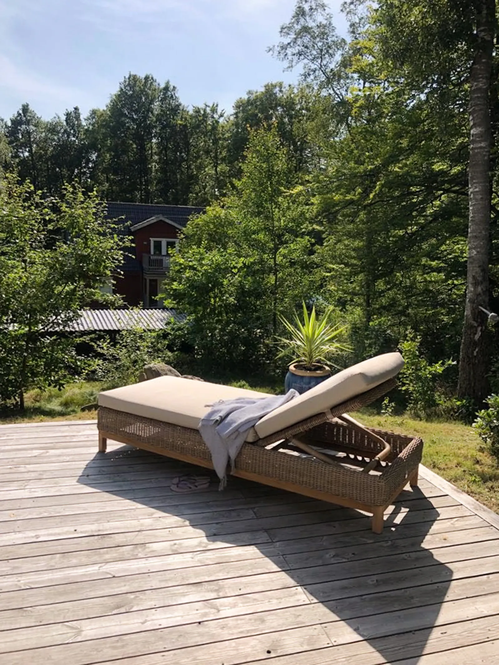 Modernt stenhus med badtunna i Åsljunga skog – bild 20 av 24