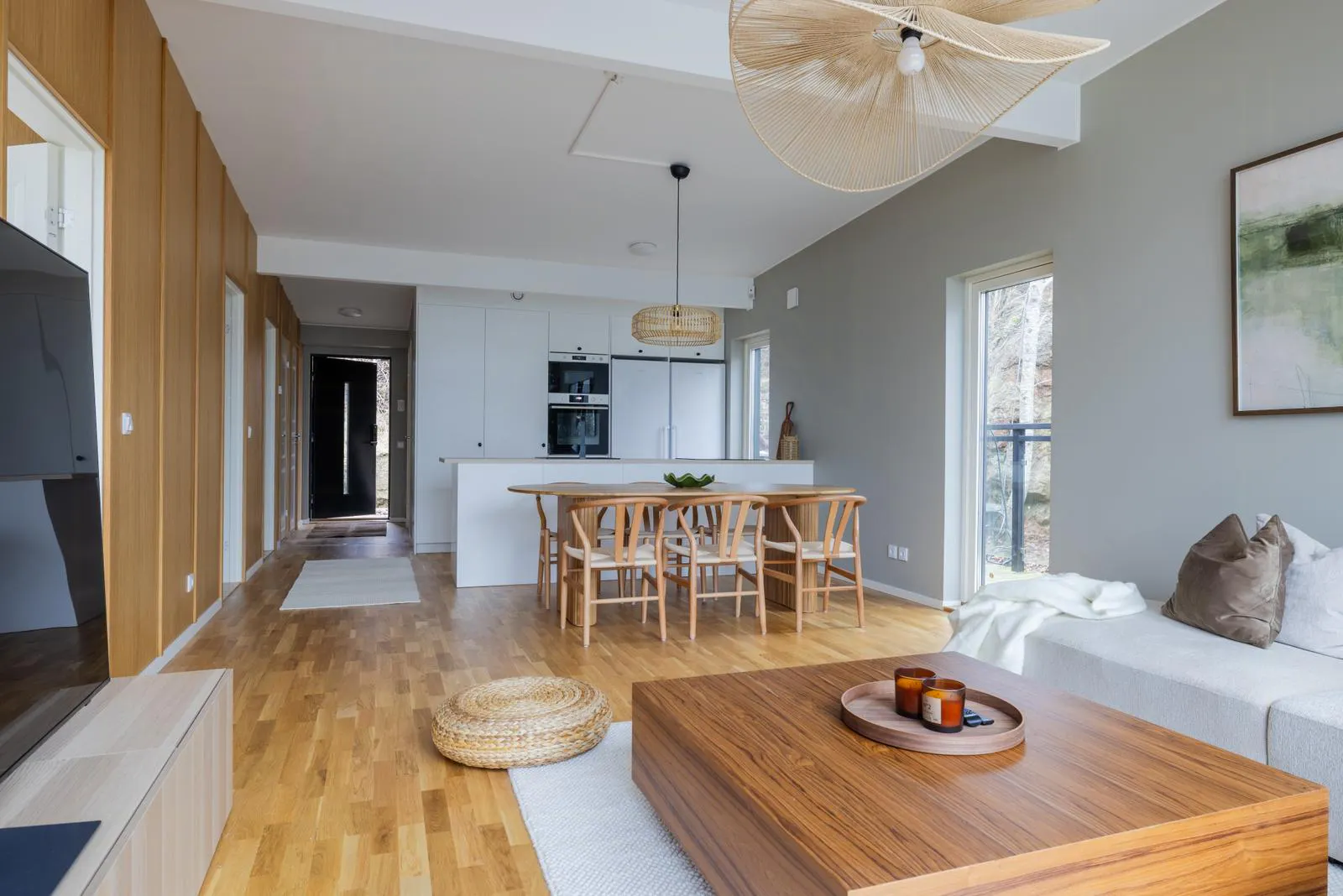 Modern skogsvilla med havsutsikt och bastu – bild 7 av 24