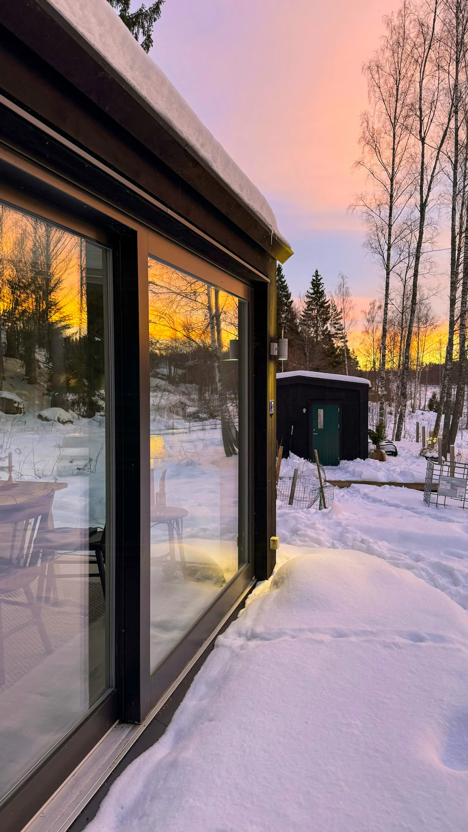 Modern stuga med bastu vid insjön i Bjäsäter – bild 3 av 24