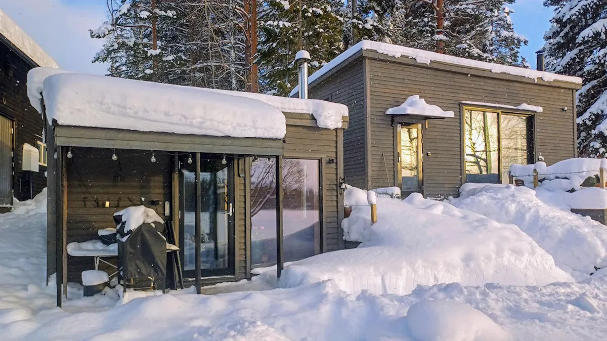 Stuga med sjöutsikt och båtliv vid Storsjön