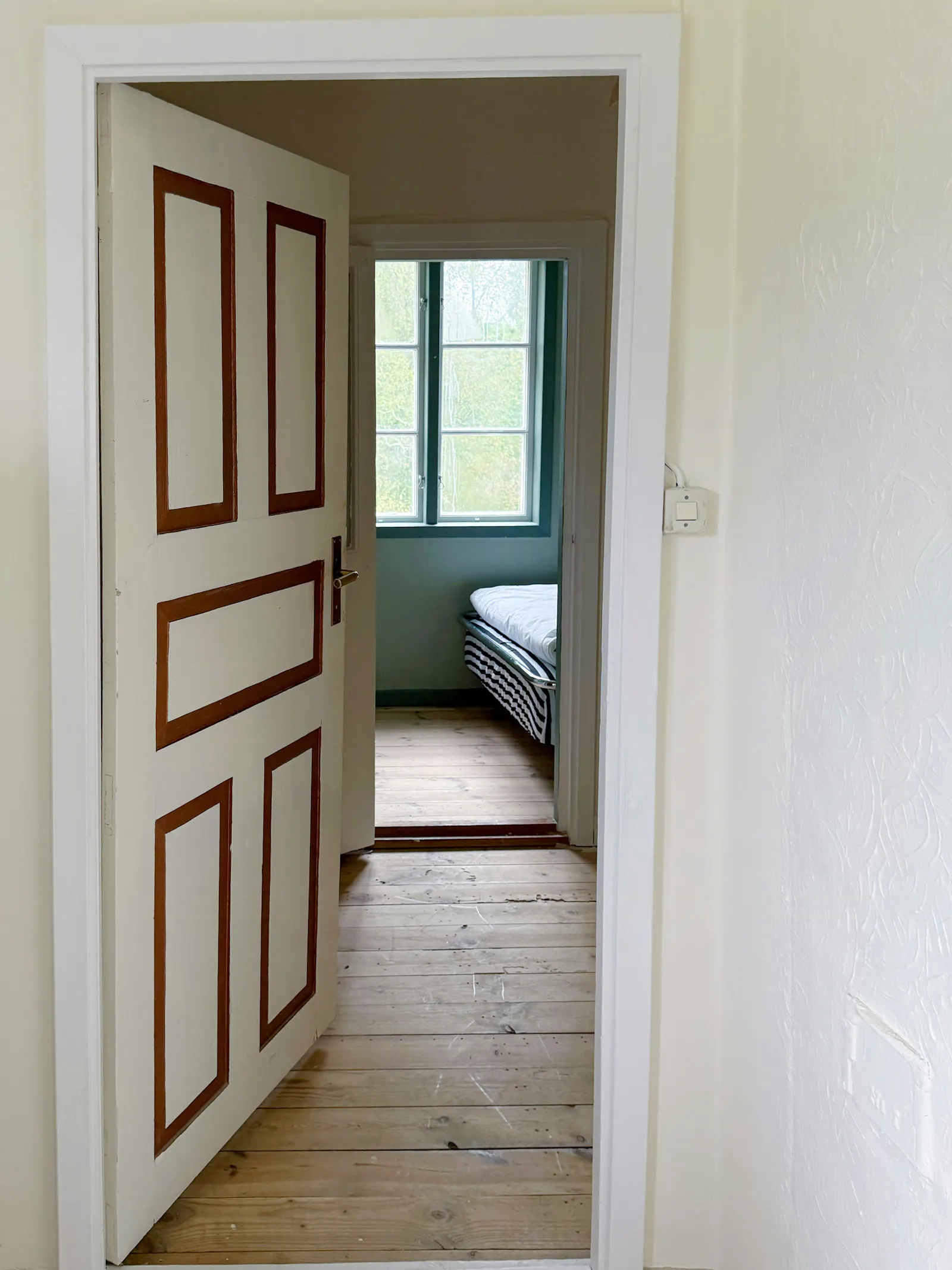 Klassiskt svenskt trähus nära havet och skogen – bild 19 av 24
