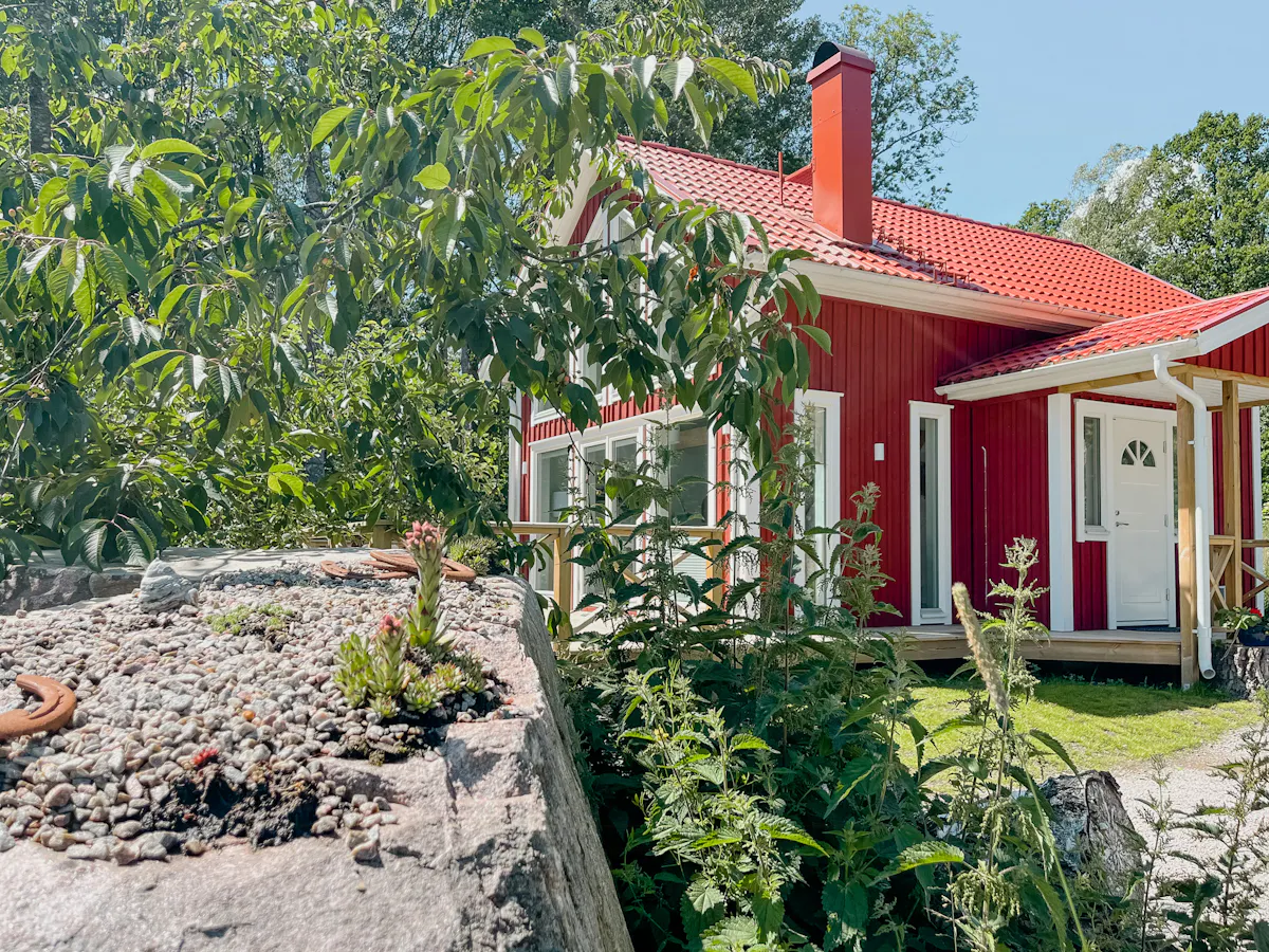 Modernt lofthus i skogen nära Gullabo