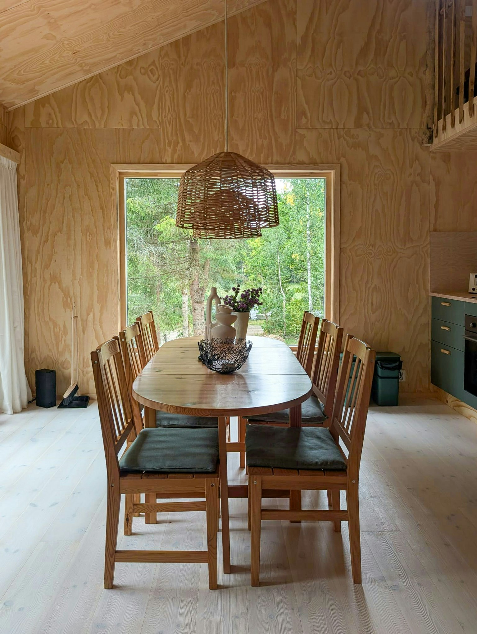 Svenskt hus vid skogen och sjön