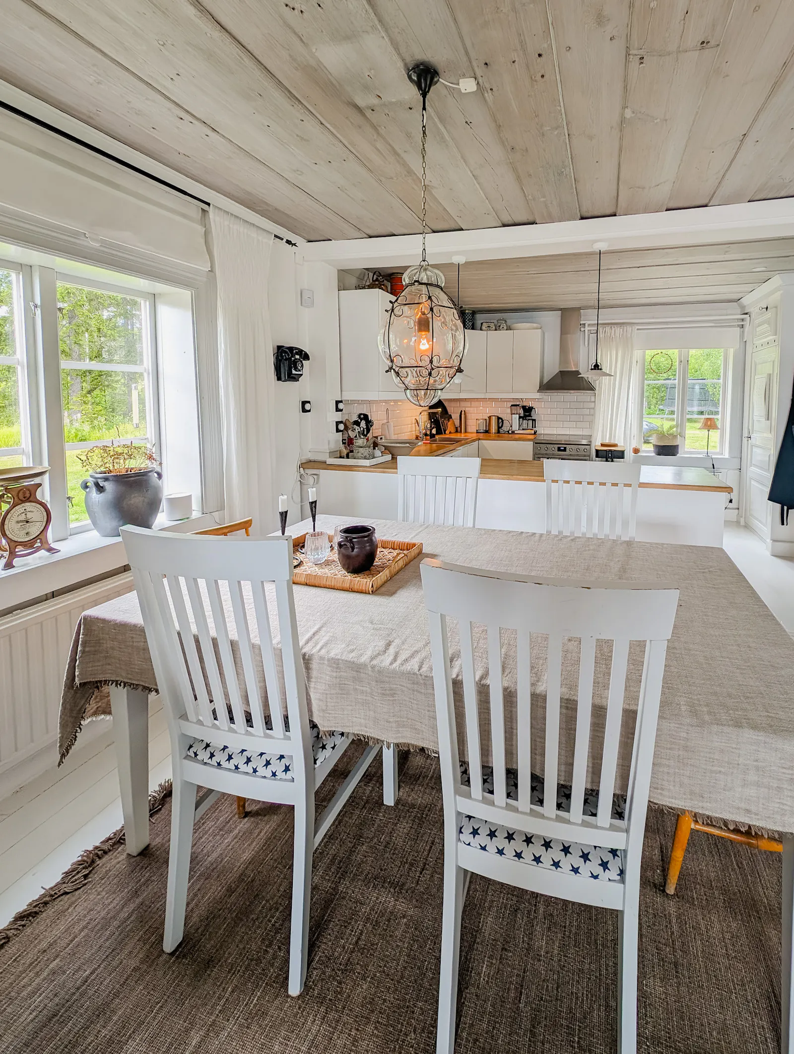 Lantlig stuga med panoramautsikt över Hansesjön – bild 9 av 24