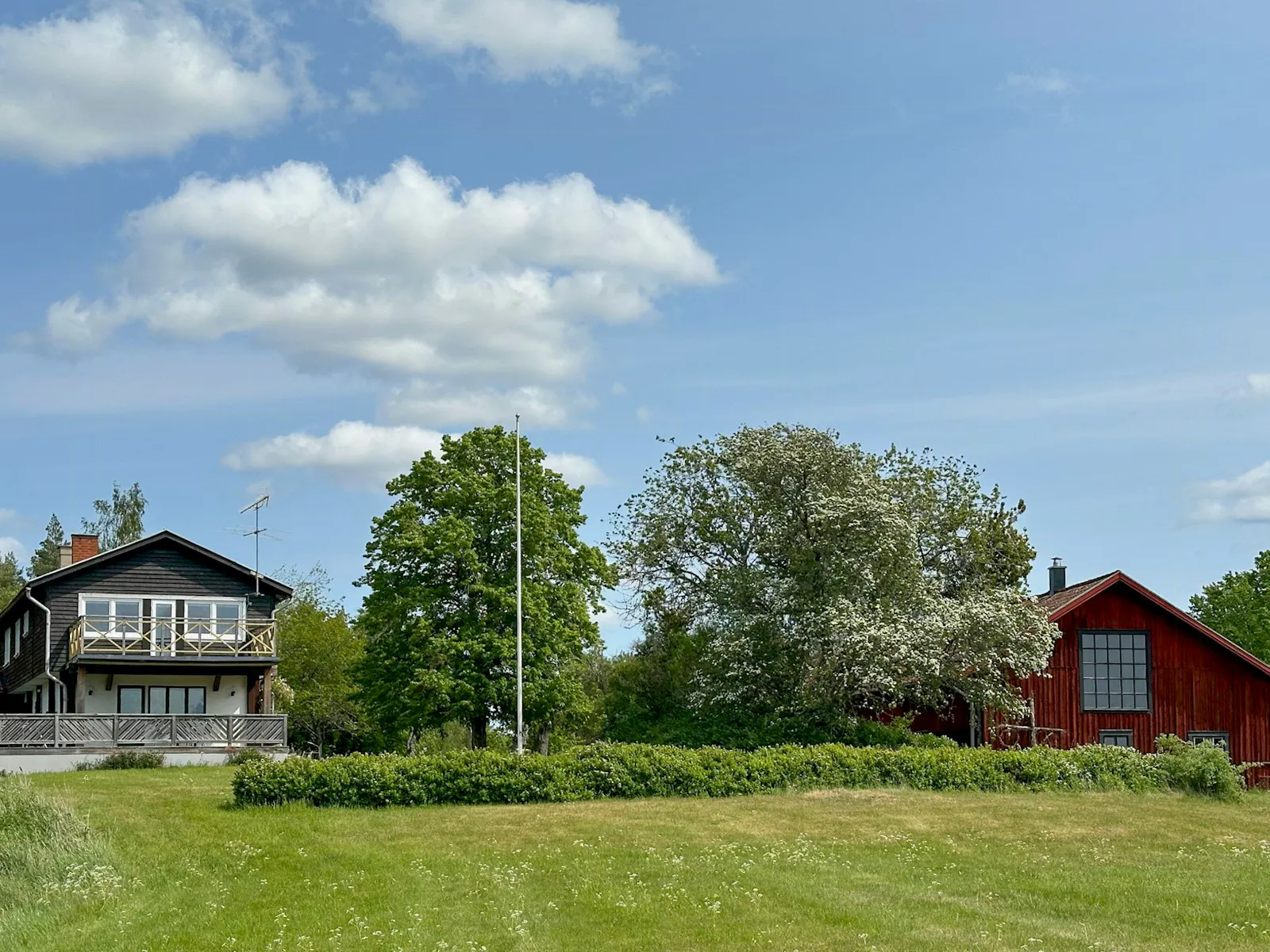 Stort hus med utsikt över skogssjö – bild 2 av 24