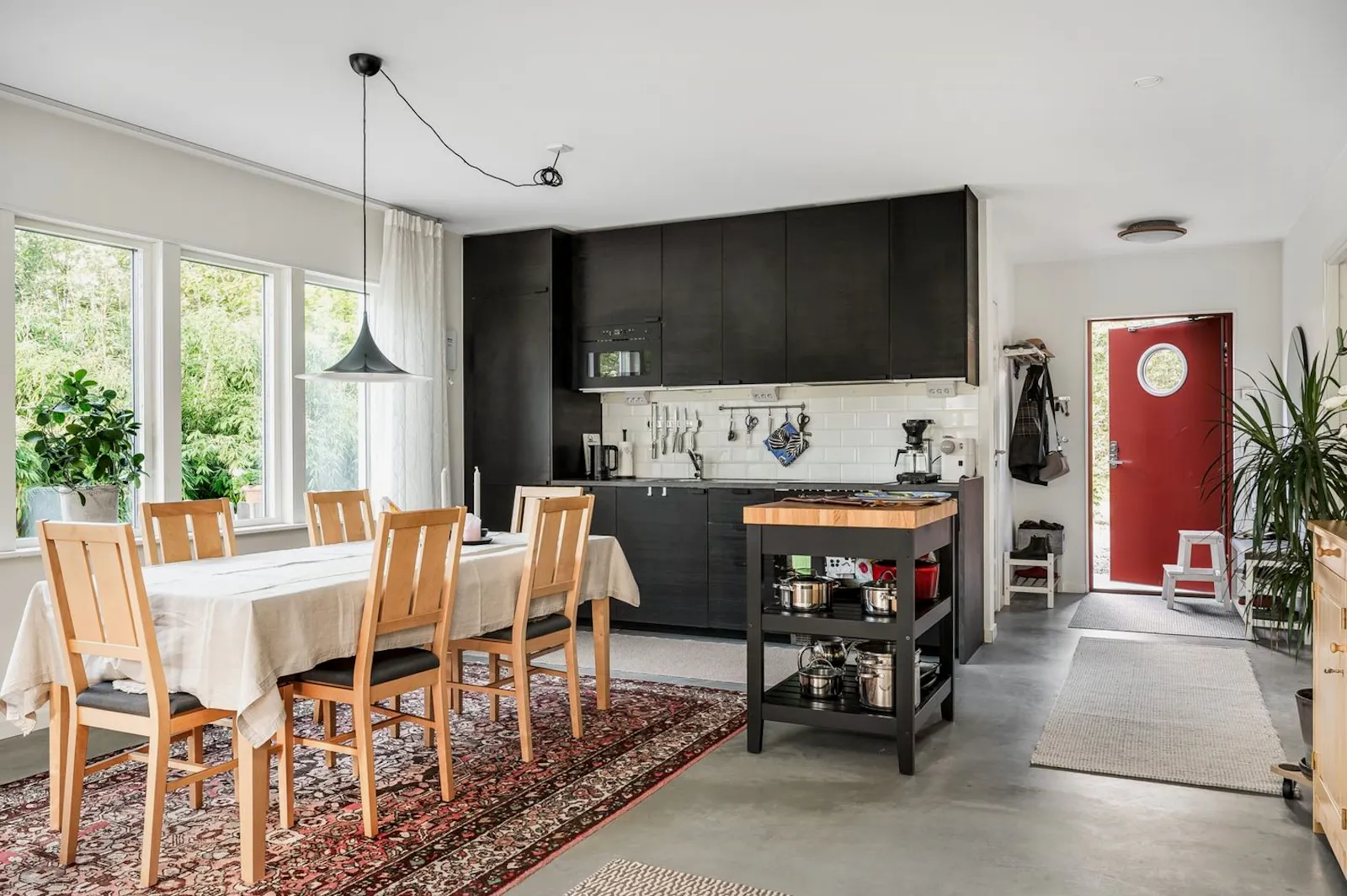 Nybyggt arkitektritat hus vid havet i Sandviken – bild 3 av 23